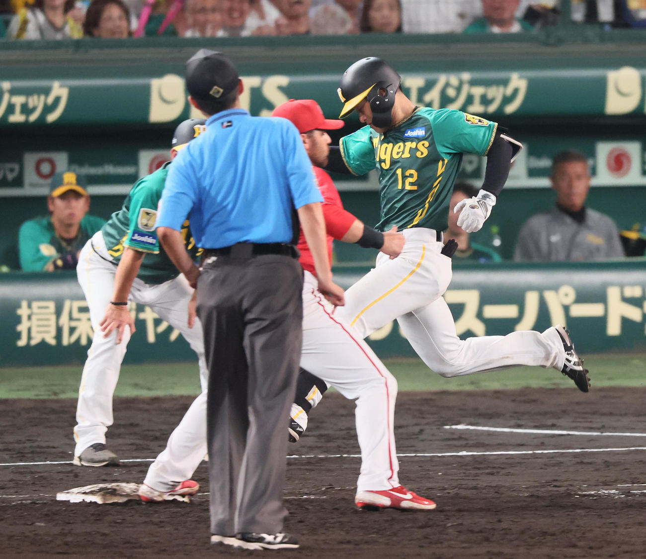 阪神対広島　7回裏阪神無死満塁、坂本は好機に遊ゴロ併殺に倒れる。一塁手はシャイナー（撮影・加藤哉）