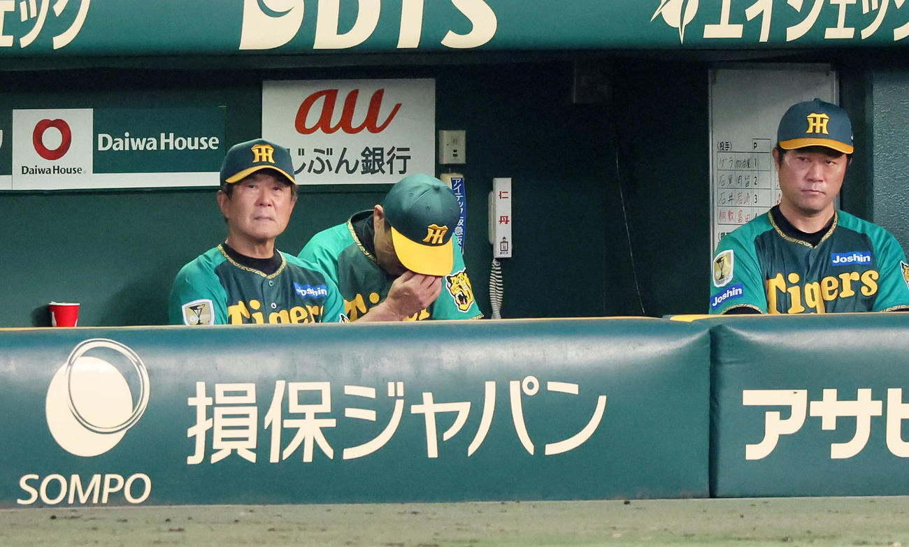 阪神対広島　5回表広島無死一、二塁、岡田監督は坂本が菊池のバントをエラーしたのを見てベンチで下を向き帽子を取った（撮影・加藤哉）