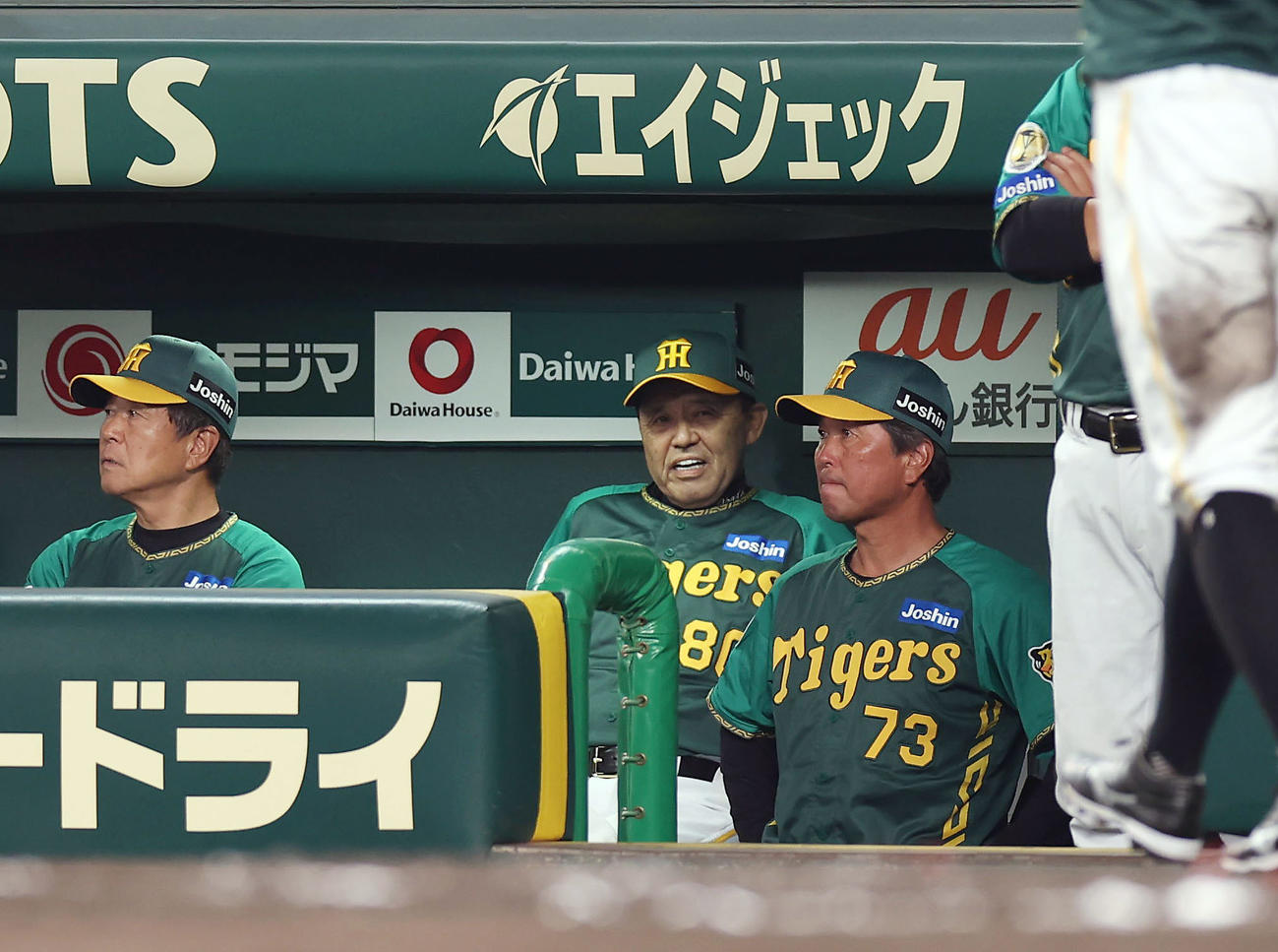 阪神対広島　7回裏阪神無死満塁、坂本が併殺に倒れベンチで厳しい表情を見せる岡田監督（中央）（撮影・前田充）