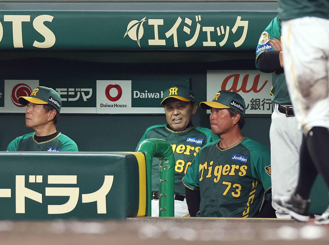 阪神対広島　7回裏阪神無死満塁、坂本が併殺に倒れベンチで厳しい表情を見せる岡田監督（中央）（撮影・前田充）