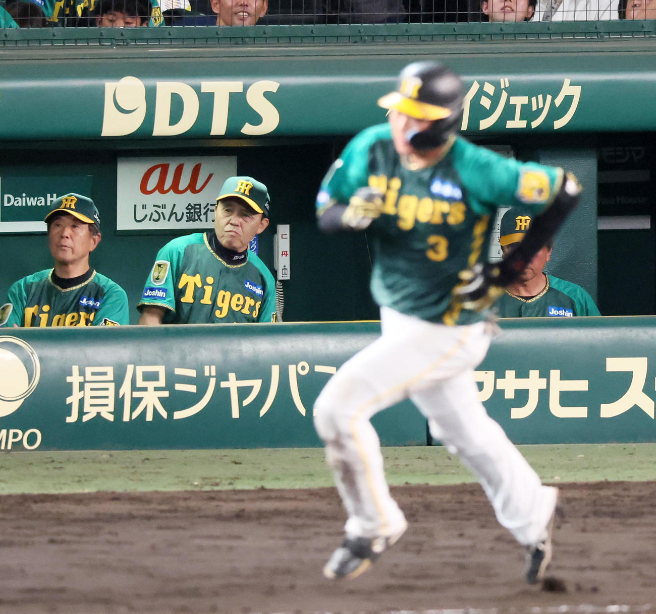 阪神対広島　9回裏阪神2死、岡田監督は大山の二飛を見届けてベンチを引き揚げる（撮影・加藤哉）