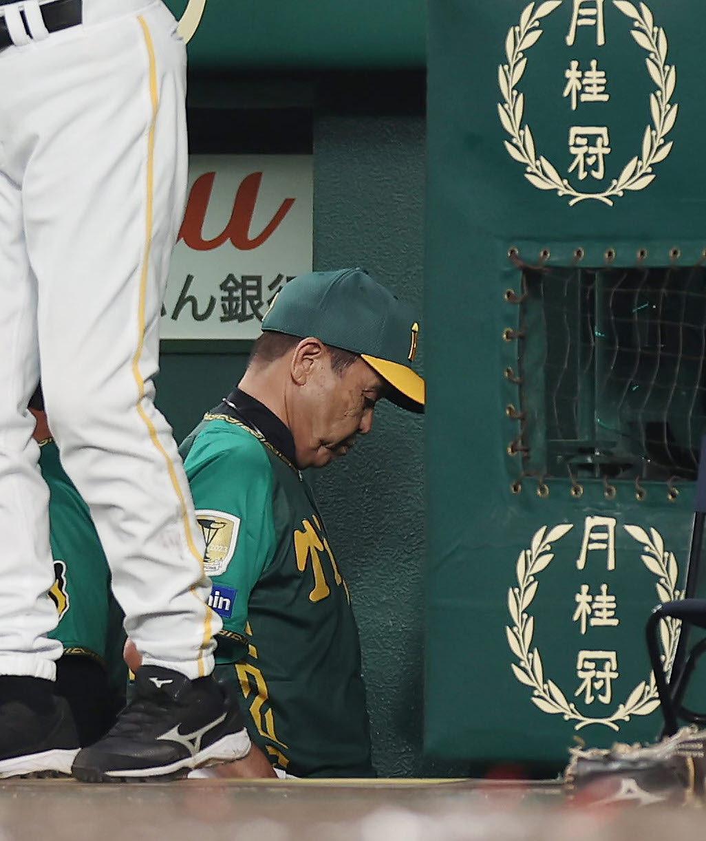 阪神対広島　広島に敗れ引き揚げる阪神岡田監督（撮影・前田充）