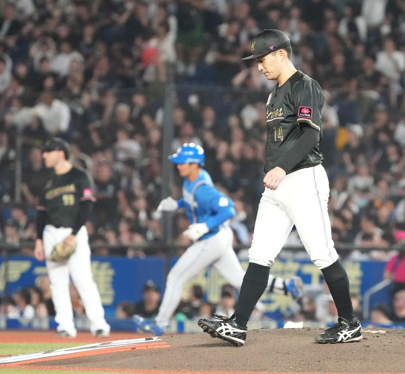 ロッテ対日本ハム　8回表日本ハム無死、石井（後方）に右越えの先制ソロ本塁打を許すロッテの小島（撮影・小沢裕）