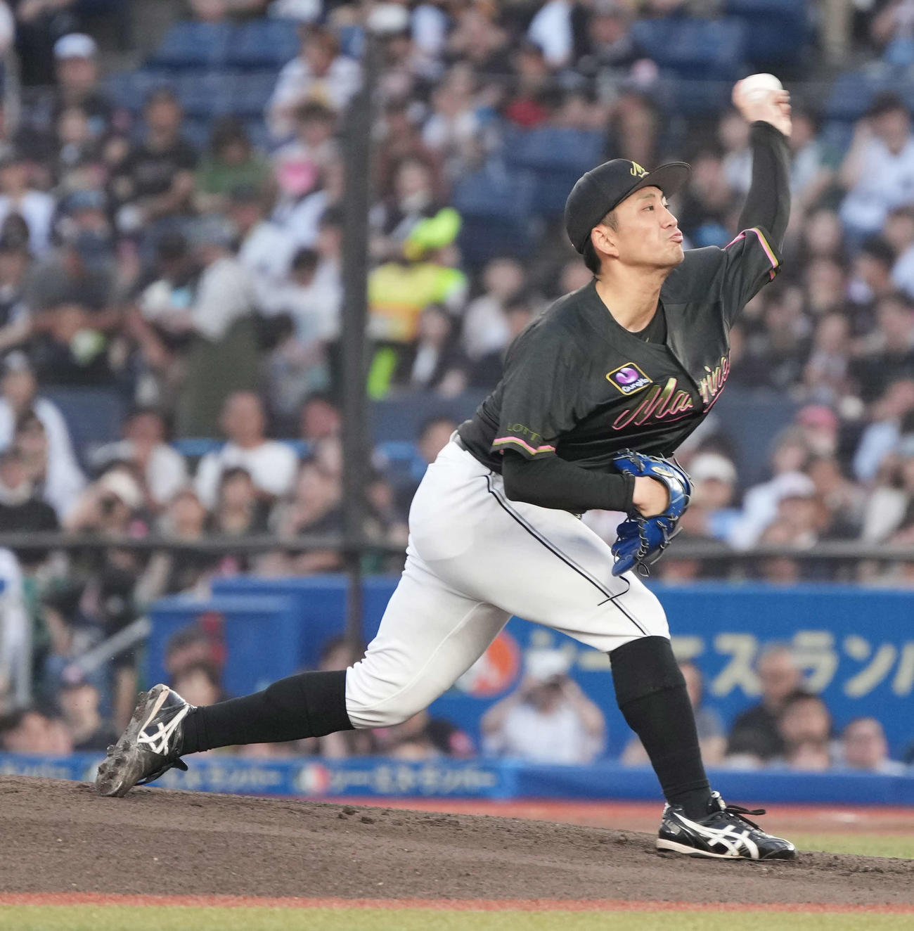ロッテ対日本ハム　ロッテ先発の小島（撮影・小沢裕）