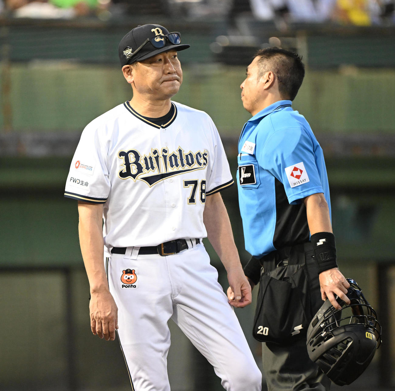 オリックス対楽天　5回表楽天2死三塁、曽谷の降板を告げるオリックス中嶋監督（撮影・和賀正仁）
