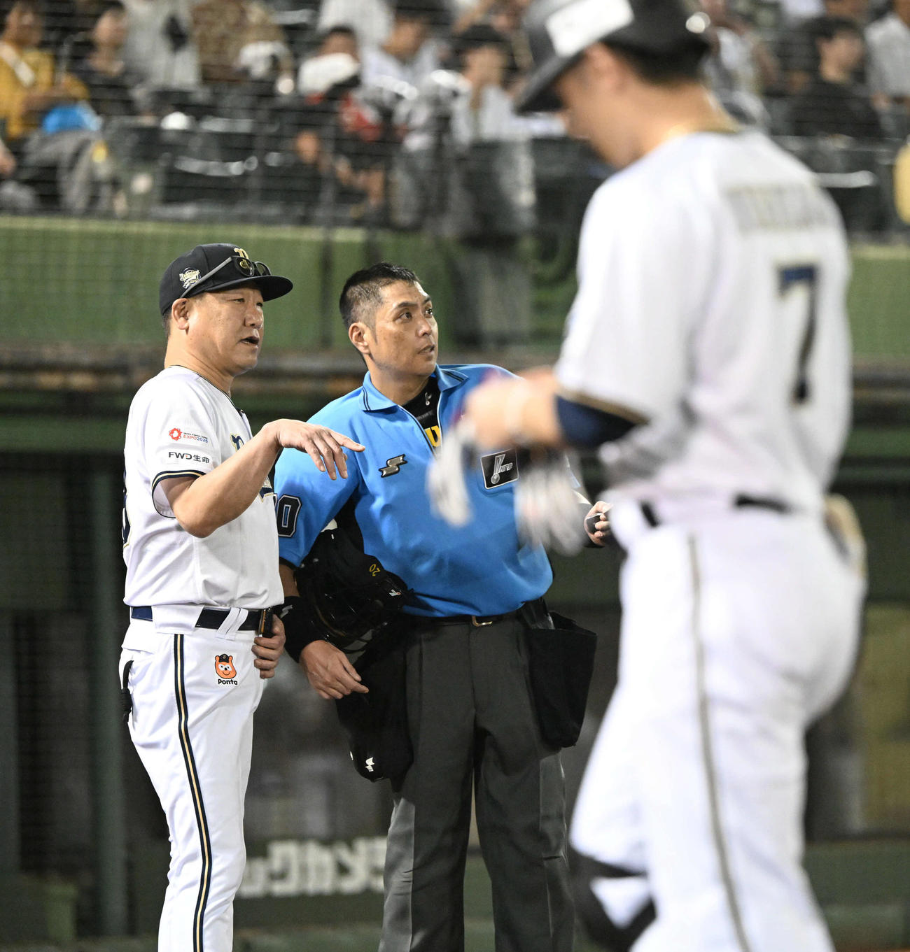 オリックス対楽天　8回を終え選手の交代を浴びるオリックス中嶋監督、手前は好機に左飛に倒れた西川（撮影・和賀正仁）