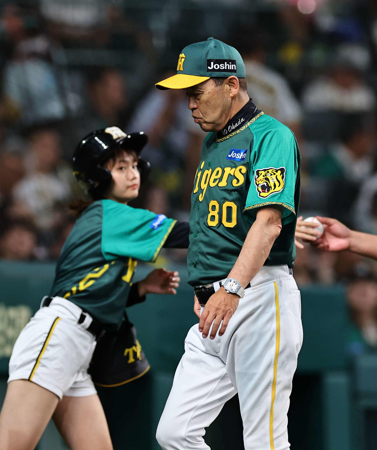 阪神対広島　選手交代を告げベンチに引き揚げる岡田監督（撮影・上田博志）