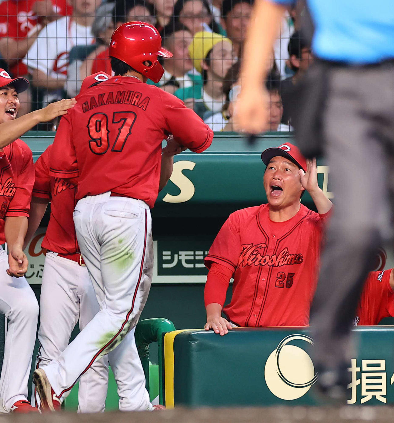 阪神対広島　5回表広島無死満塁、新井監督（右）はシャイナーの遊ゴロで生還した中村貴をハイタッチで出迎える（撮影・上田博志）