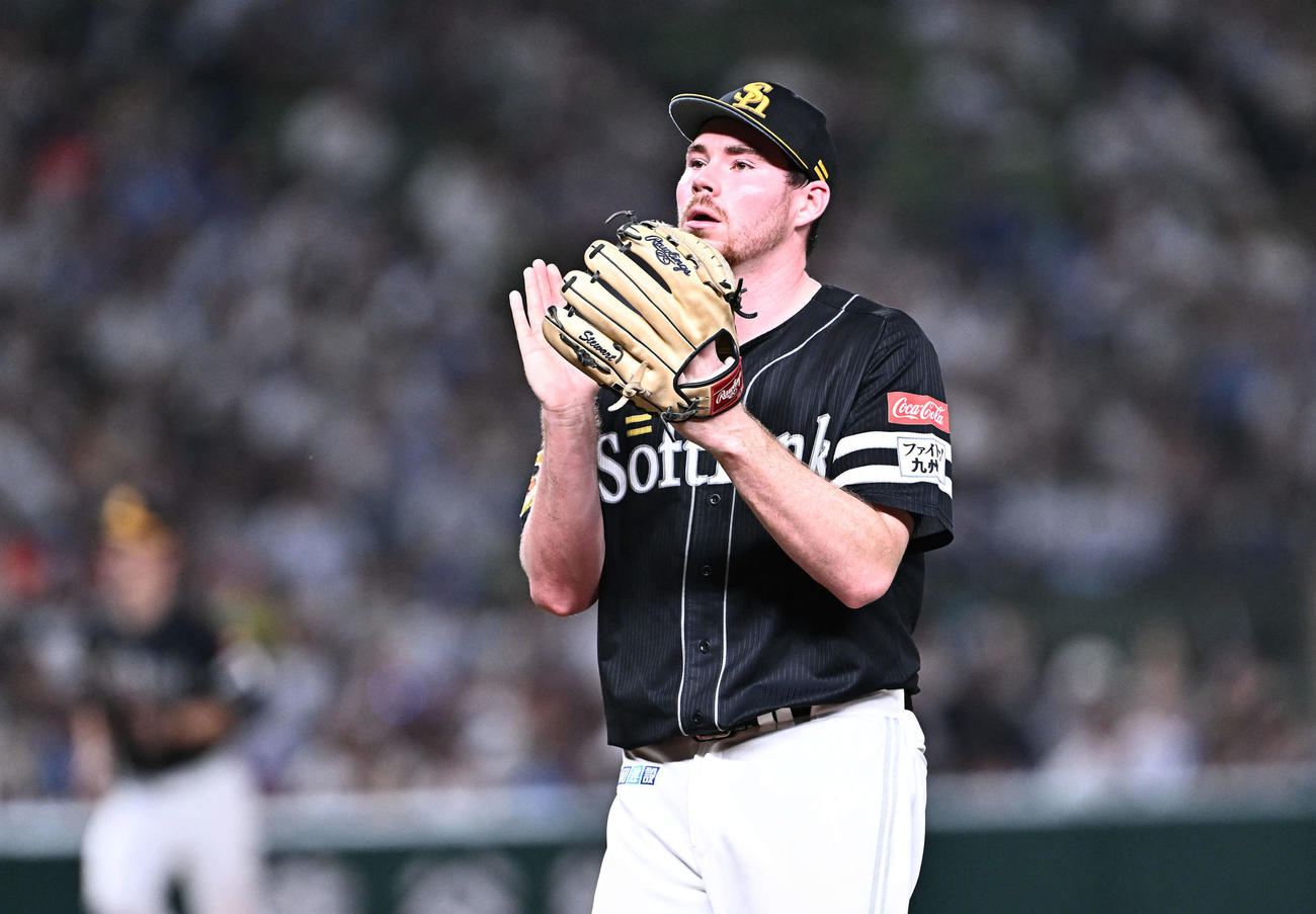 西武対ソフトバンク　5回裏西武2死満塁、源田を二ゴロに打ち取りホッとした表情でグラブをたたくスチュワート（撮影・滝沢徹郎）