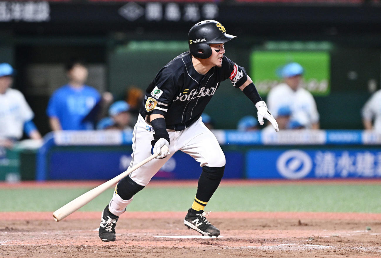 西武対ソフトバンク　4回表ソフトバンク2死二塁、牧原大は中前適時打を放つ（撮影・滝沢徹郎）