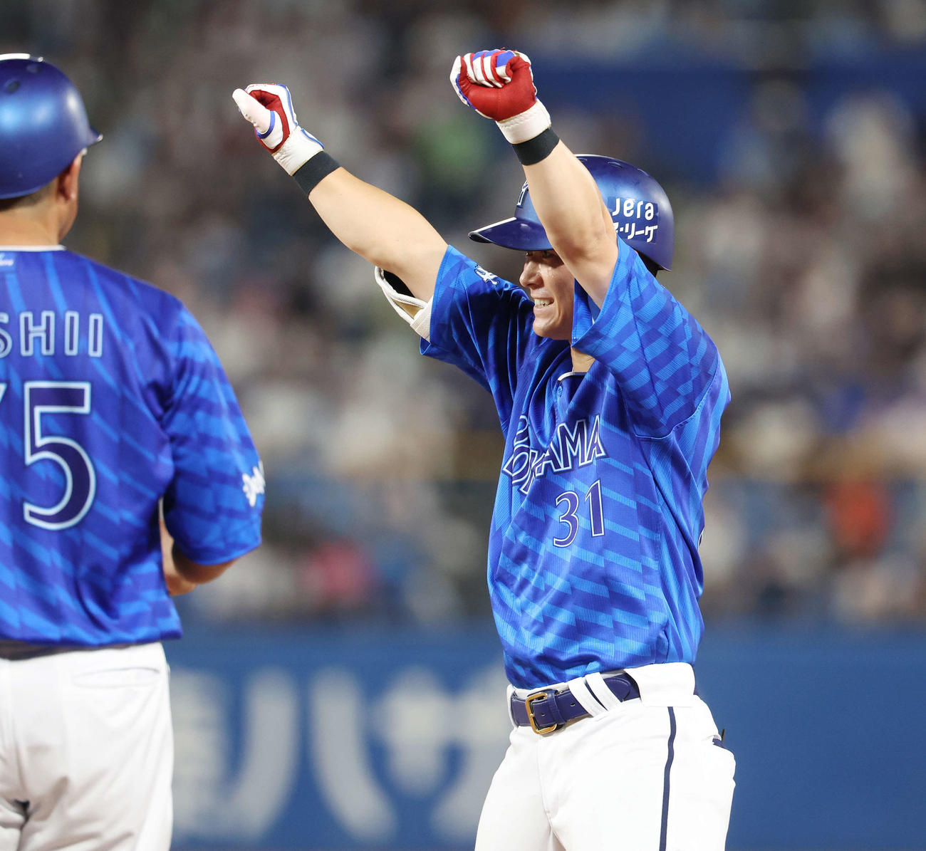 ヤクルト対DeNA 8回表DeNA2死一、二塁、右前適時打を放ちガッツポーズする柴田（撮影・宮地輝）