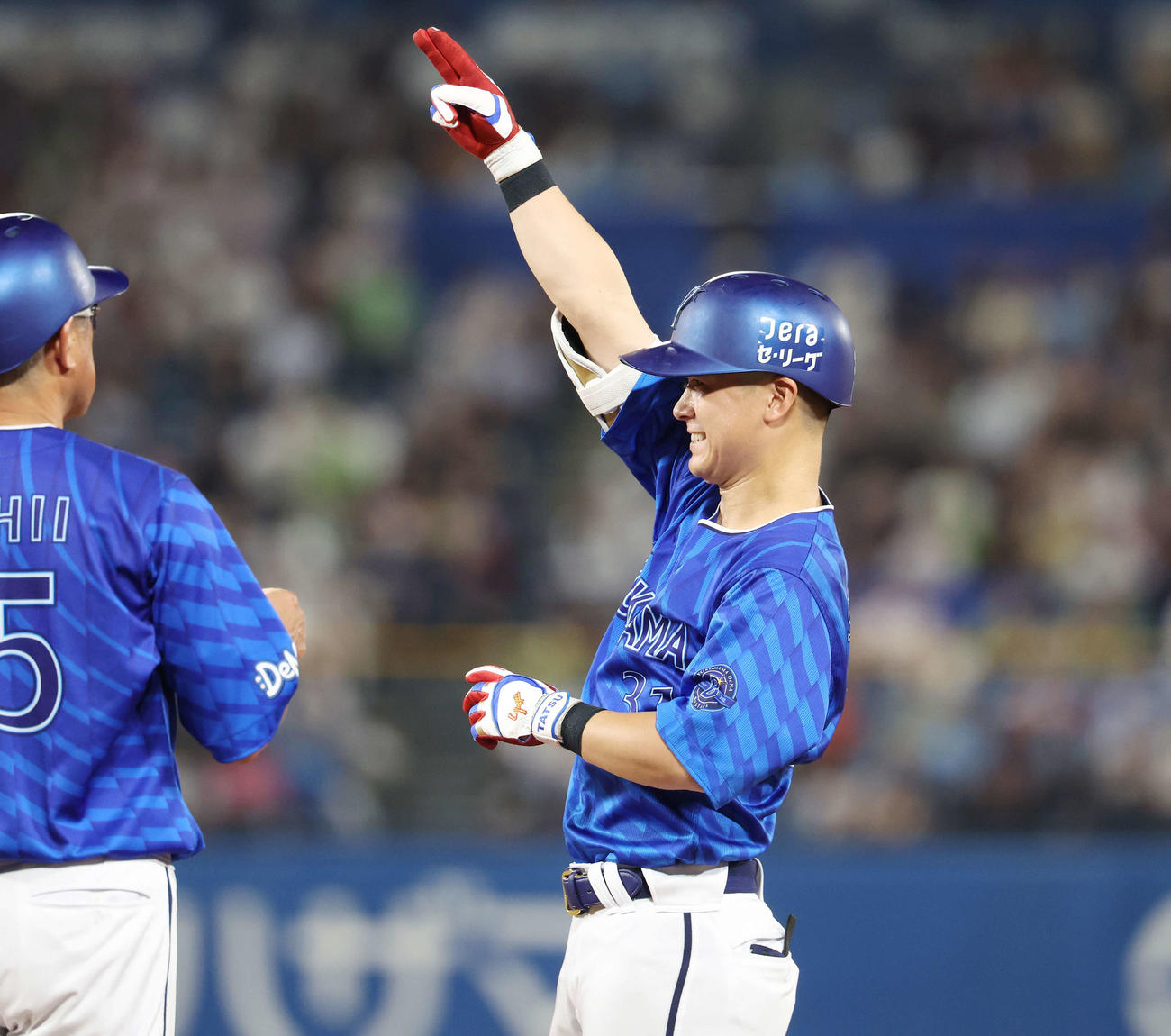 ヤクルト対DeNA 8回表DeNA2死一、二塁、右前適時打を放ちベンチにポーズをとる柴田（撮影・宮地輝）