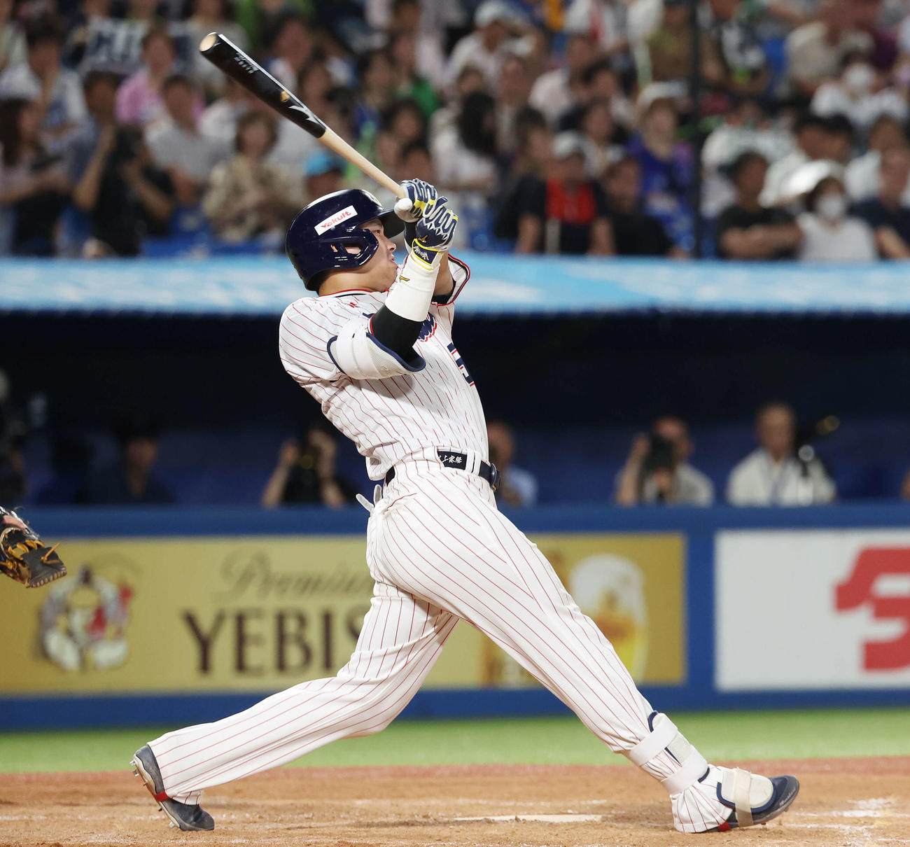 ヤクルト対DeNA 5回裏ヤクルト1死、右中間へソロ本塁打を放つ村上（撮影・宮地輝）