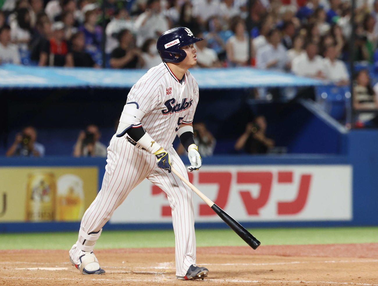 ヤクルト対DeNA 5回裏ヤクルト1死、右中間へソロ本塁打を放つ村上（撮影・宮地輝）