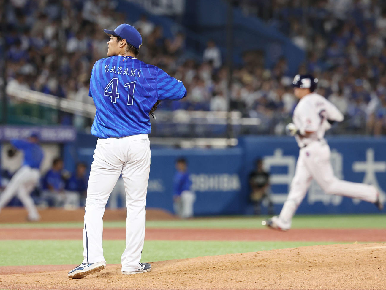ヤクルト対DeNA 5回裏ヤクルト1死、村上（後方）に右中間へソロ本塁打を浴びる佐々木（撮影・宮地輝）