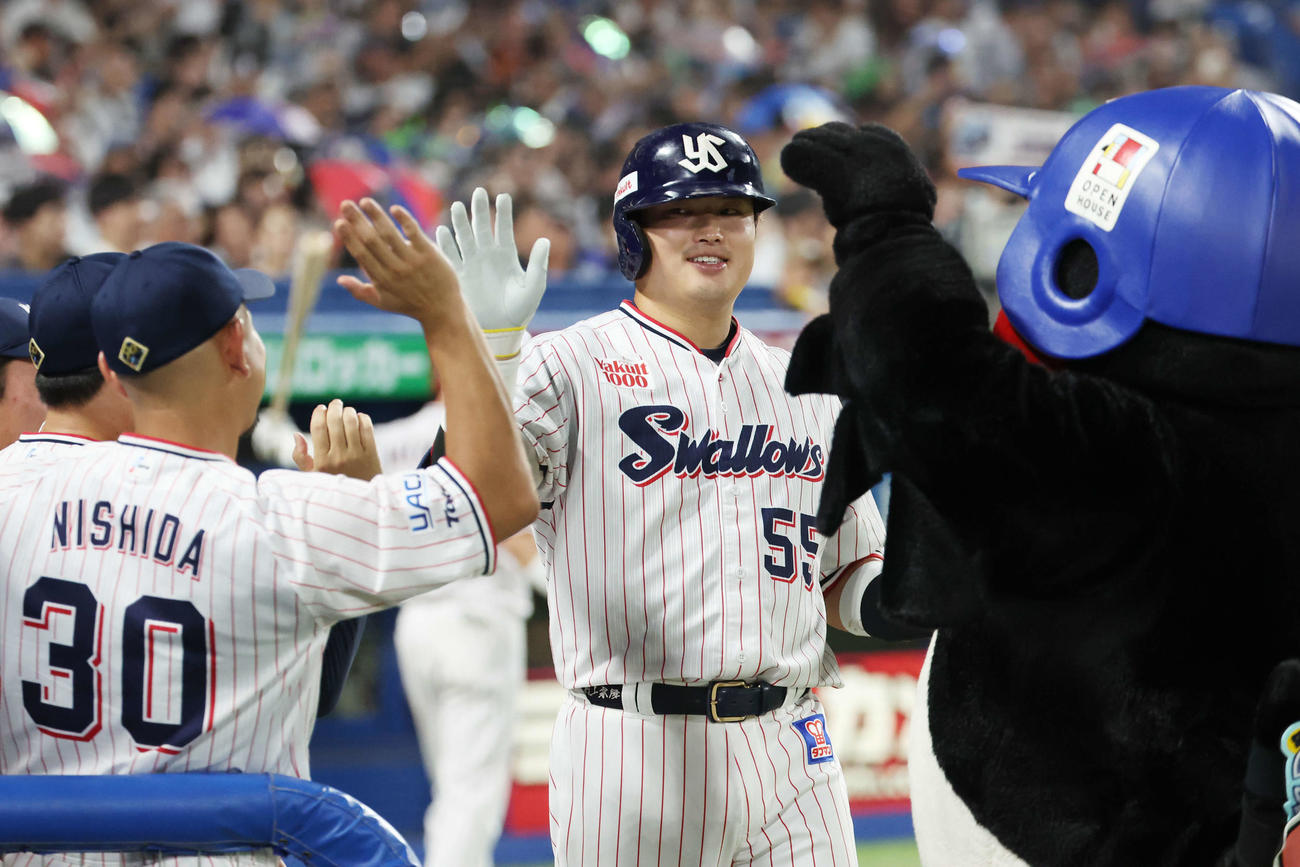 ヤクルト対DeNA 5回裏ヤクルト1死、右中間へソロ本塁打を放ちタッチを交わす村上（撮影・宮地輝）