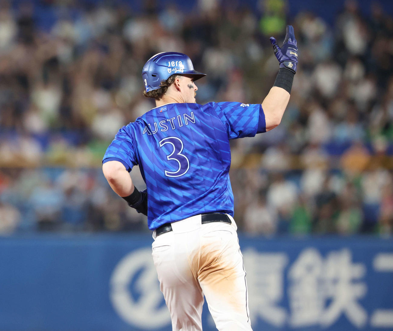 ヤクルト対DeNA 6回表DeNA1死一塁、右越え2点本塁打を放ちダイヤモンドを回るオースティン（撮影・宮地輝）