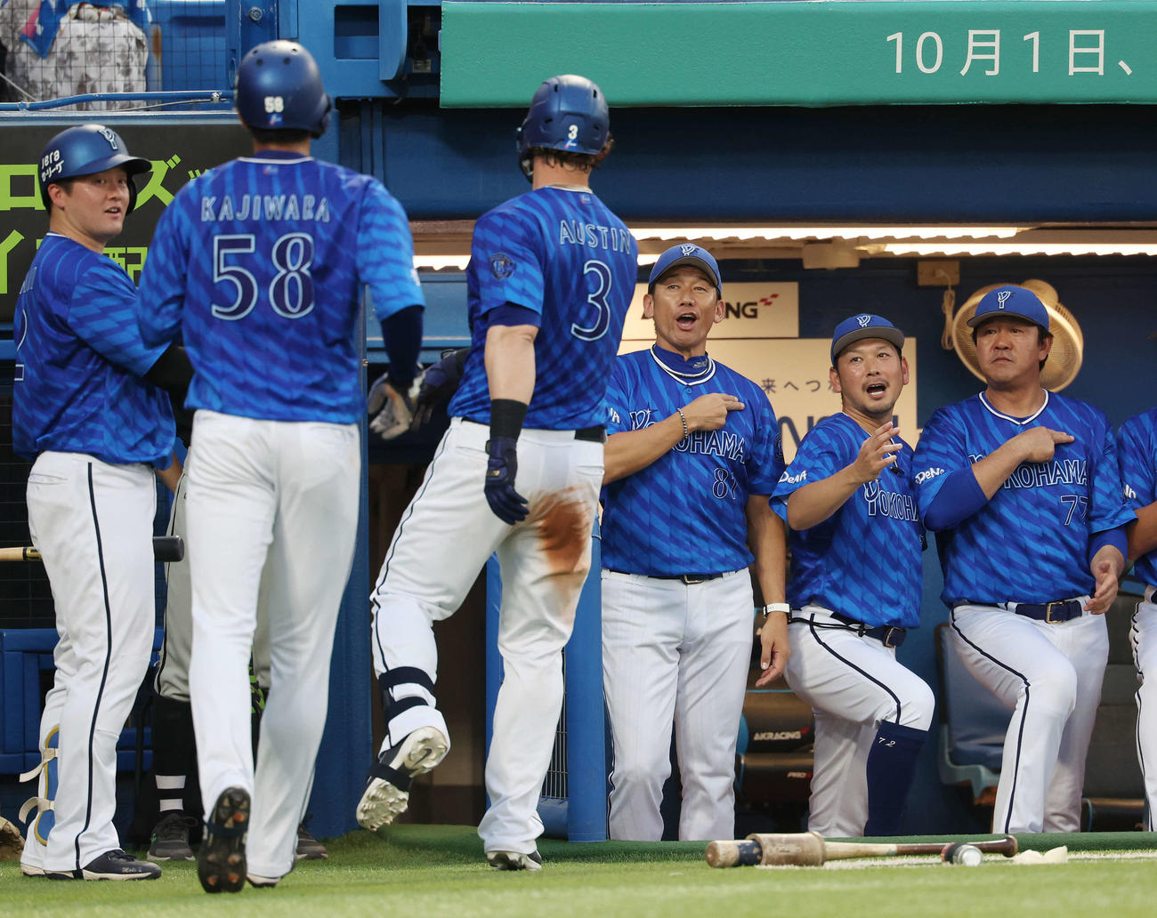 ヤクルト対DeNA 2回表DeNA2死一塁、左中間へ2点本塁打を放ったオースティン（中央左）を迎える三浦監督（同右）（撮影・宮地輝）