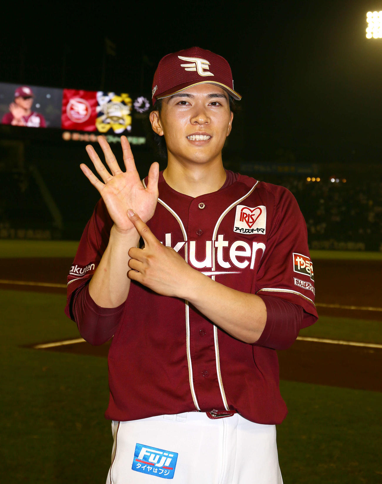 オリックス対楽天　6連勝で7勝目を挙げた楽天早川はポーズを決める（撮影・上山淳一）