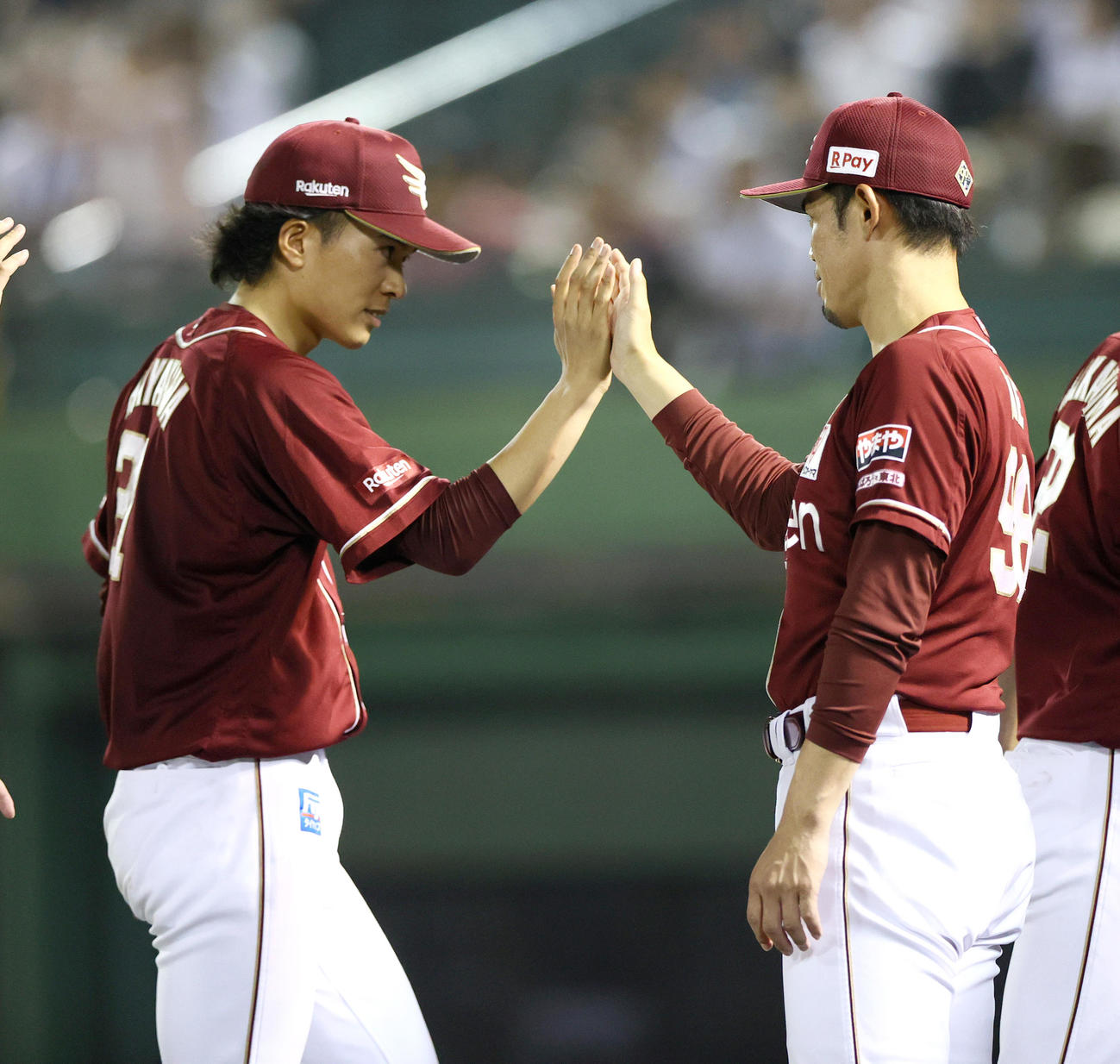 オリックス対楽天　オリックスに勝利した楽天今江監督（右）は早川とタッチをかわす（撮影・上山淳一）