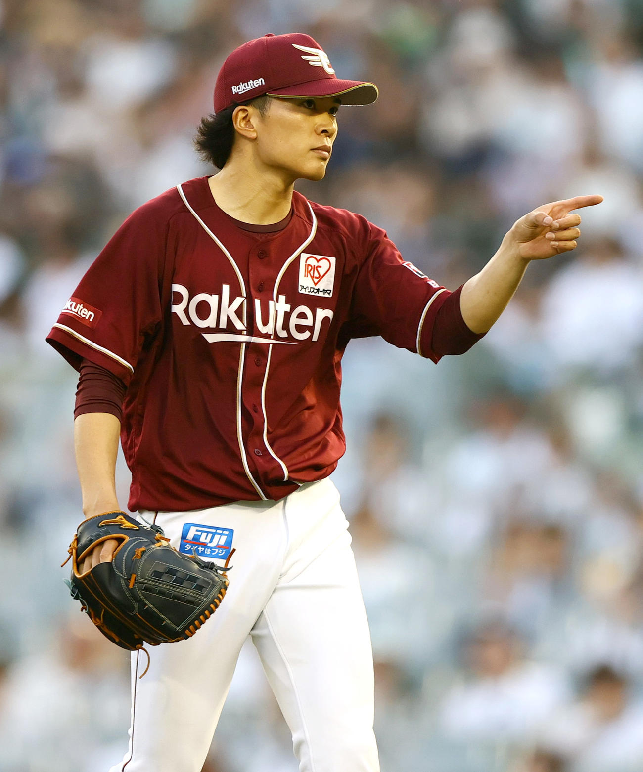 オリックス対楽天　3回裏オリックス2死一塁、早川は太田を空振り三振に仕留め指さす（撮影・上山淳一）