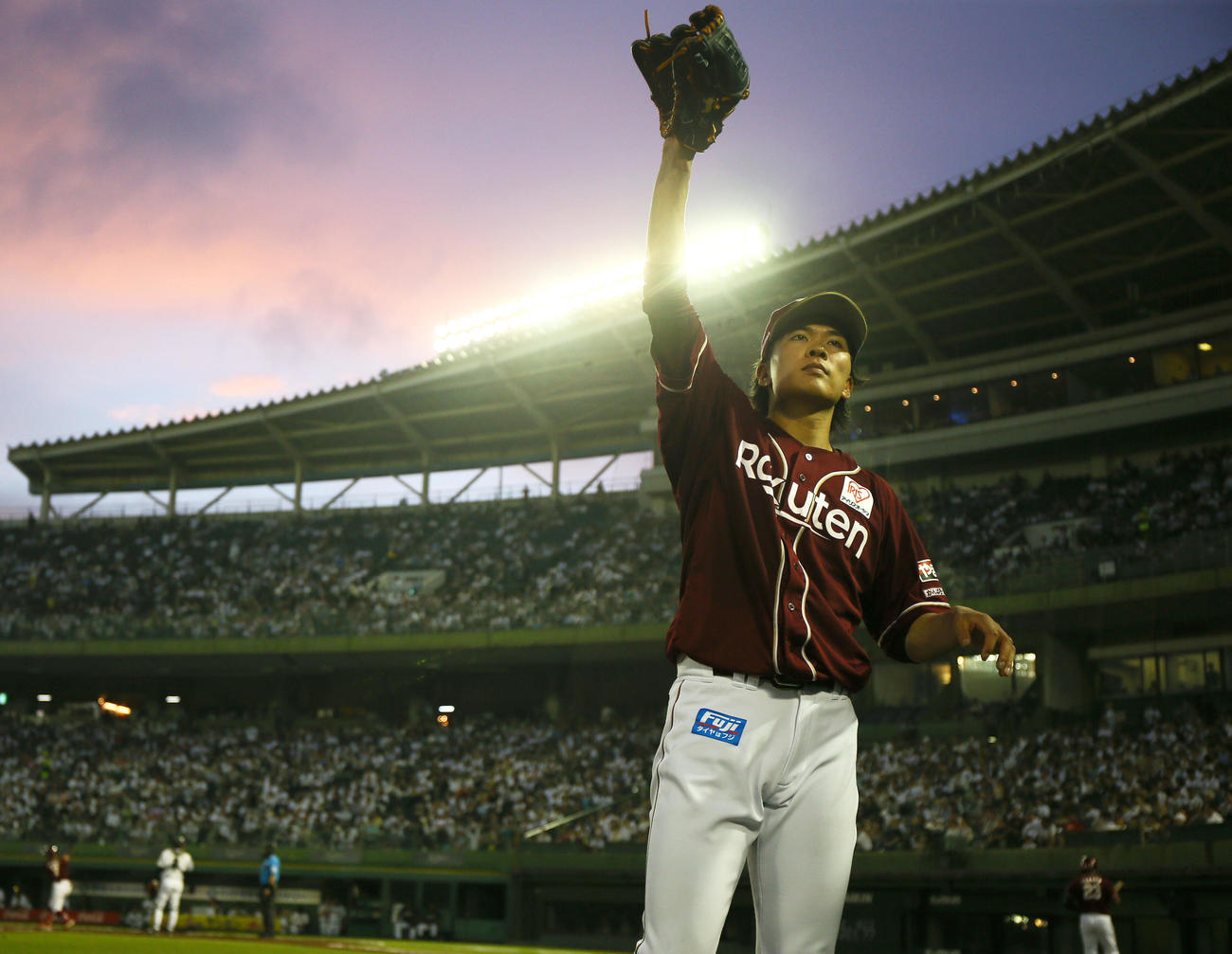 オリックス対楽天　5回裏の投球を前にベンチ前で準備する楽天早川（撮影・上山淳一）