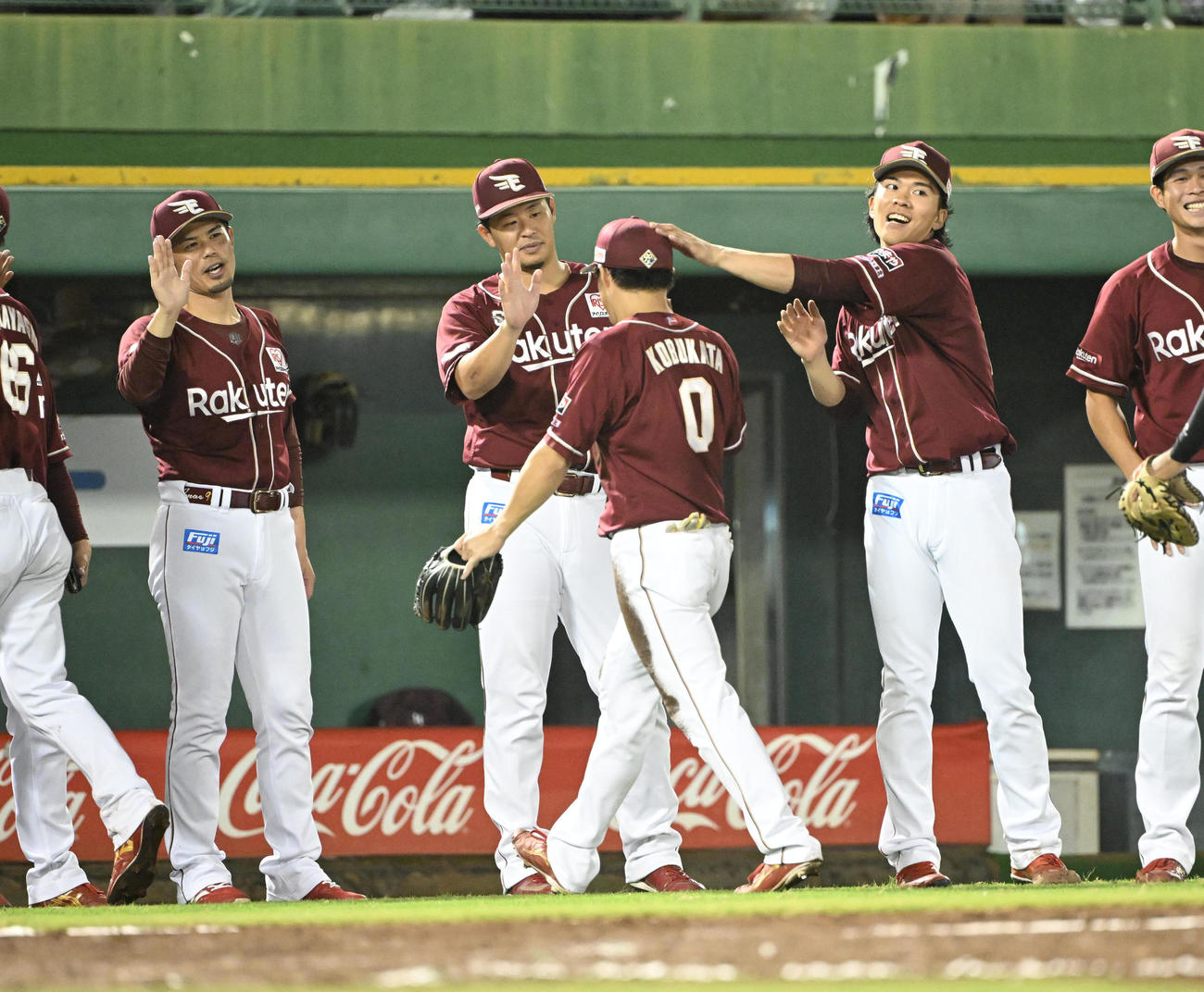 オリックス対楽天　オリックスに勝利し小深田の頭をなでる楽天早川、左は今江敏監督（撮影・和賀正仁）