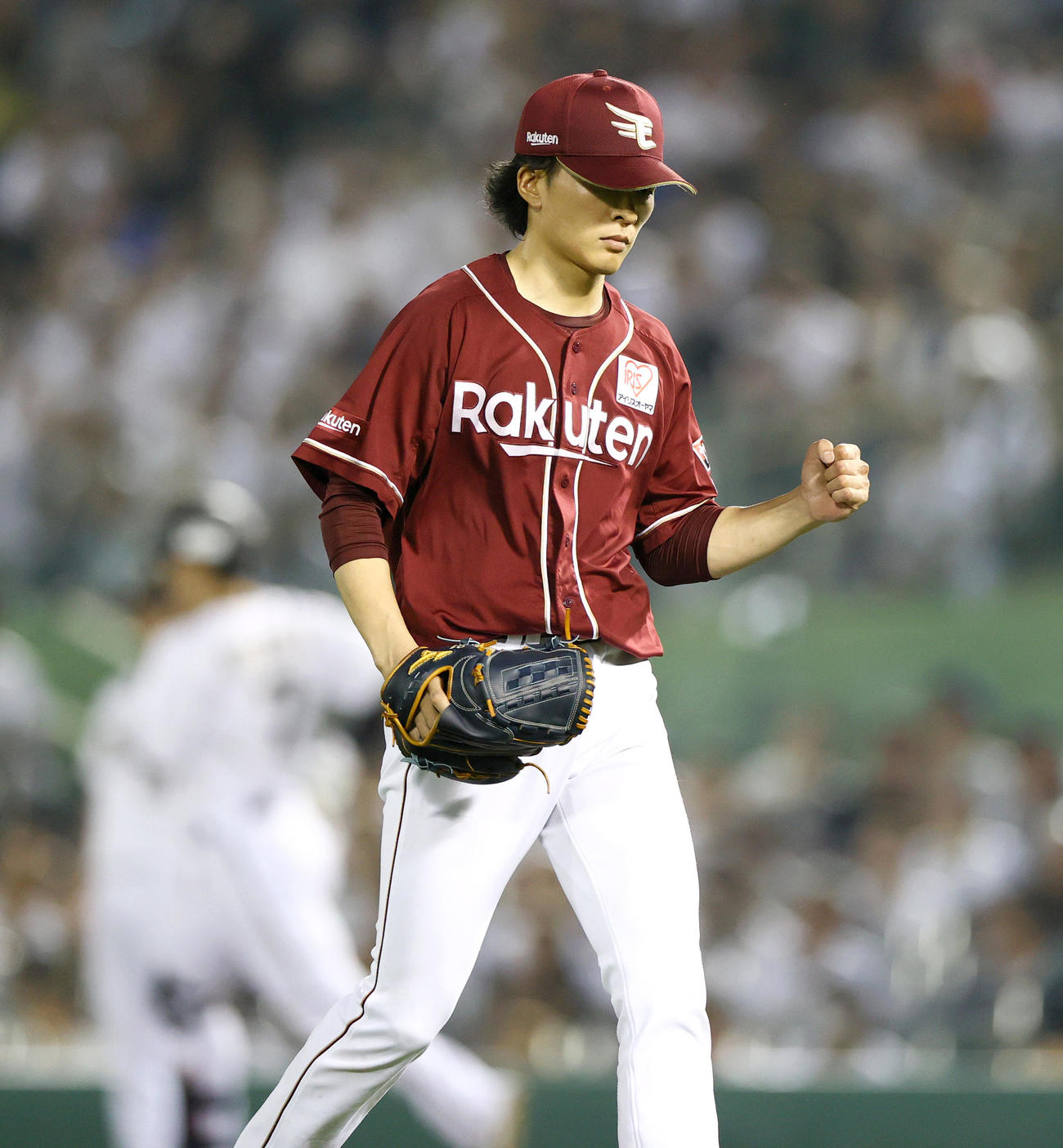 オリックス対楽天　8回裏オリックス2死一、三塁、早川は西川を左飛に仕留めガッツポーズ（撮影・上山淳一）