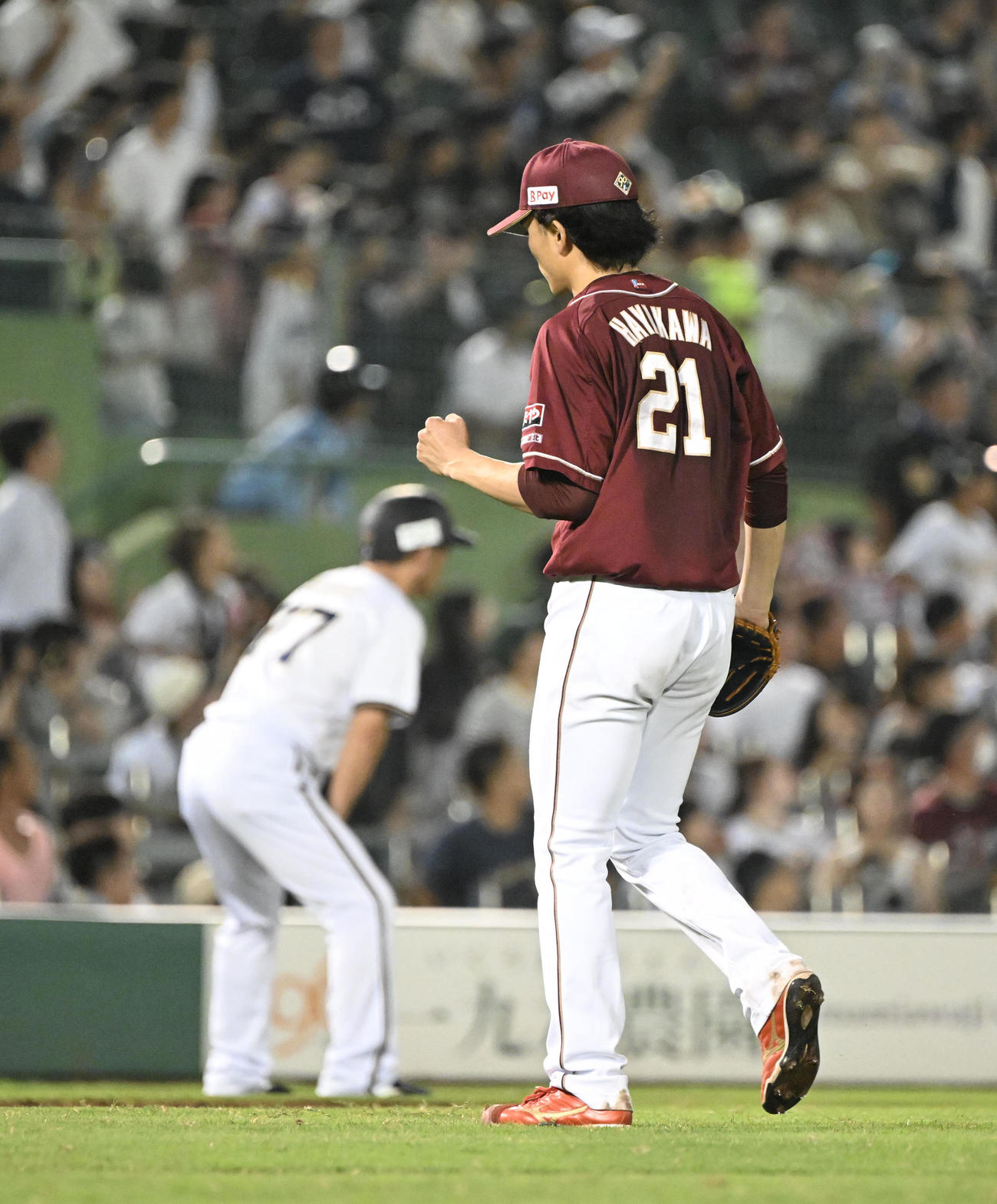 オリックス対楽天　8回裏オリックス2死一、三塁、西川を左飛に打ち取りガッツポーズする早川（撮影・和賀正仁）