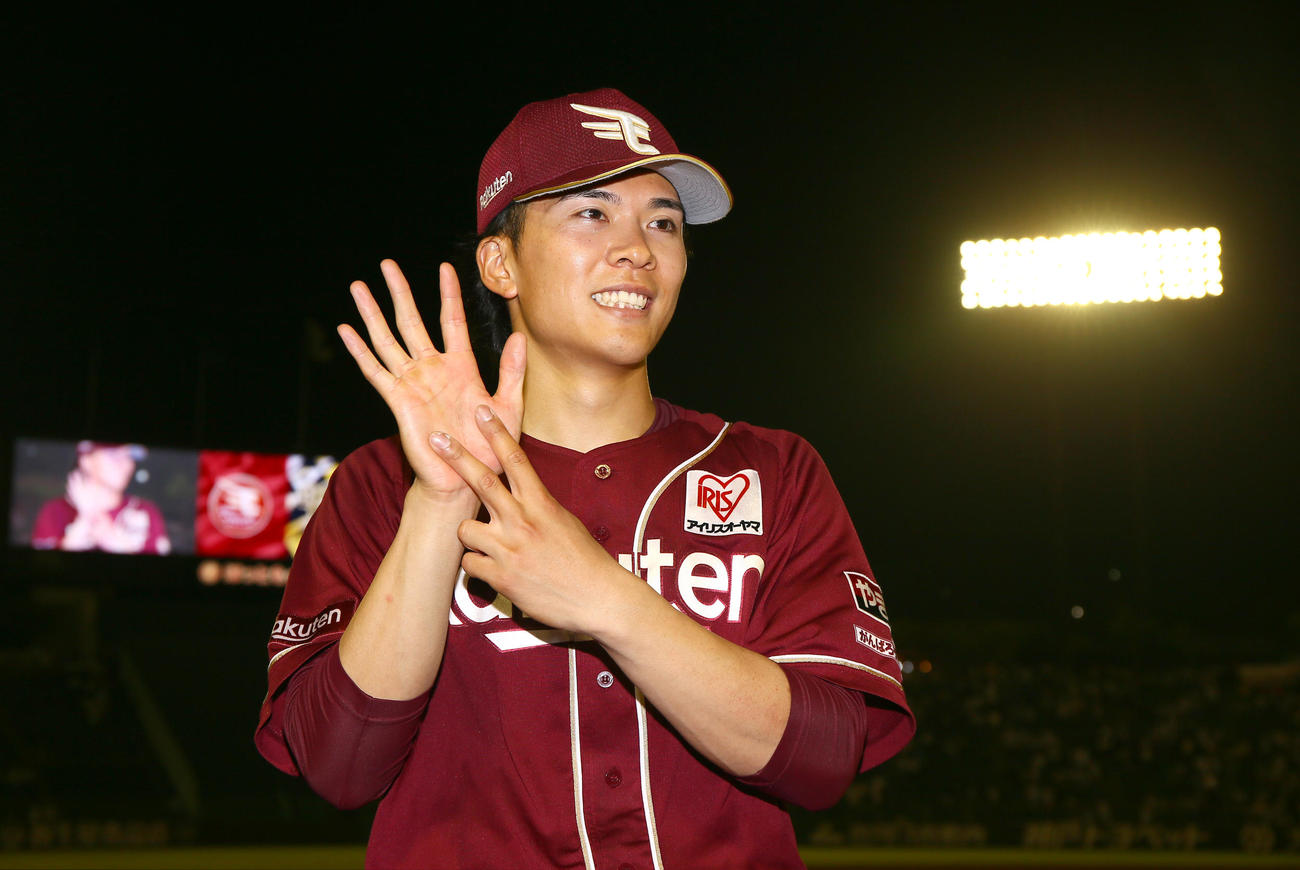 オリックス対楽天　7勝目を挙げポーズを決める楽天早川隆久（撮影・上山淳一）