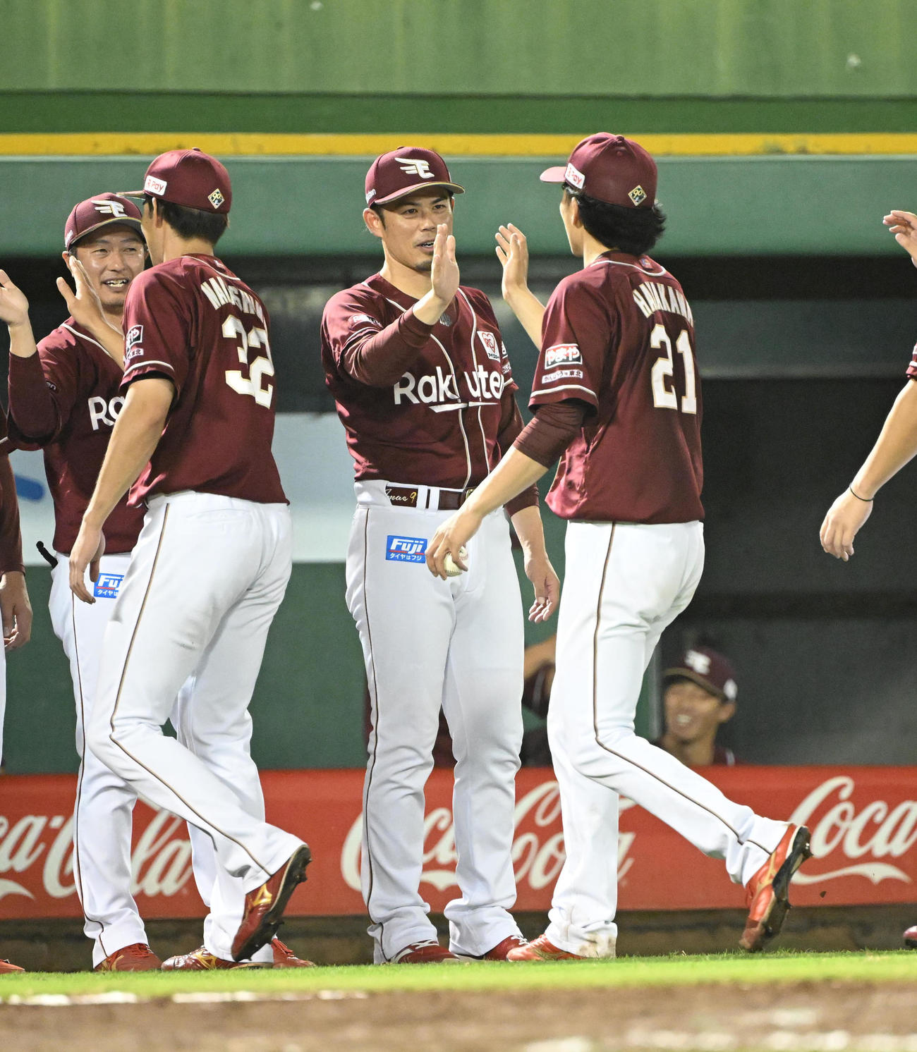 オリックス対楽天　オリックスに勝利し、早川（右）とタッチする楽天今江監督（撮影・和賀正仁）