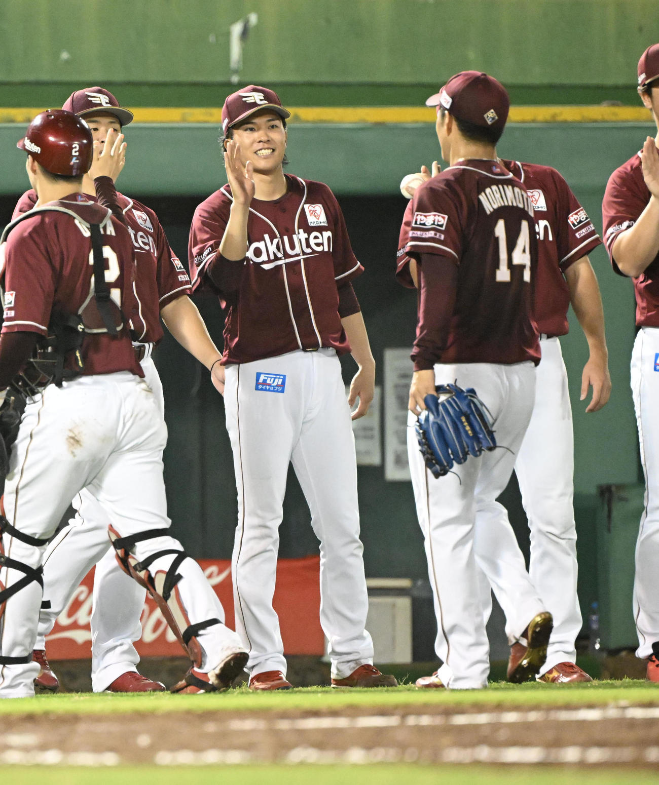 オリックス対楽天　オリックスに勝利し、則本からウイニングボールを受け取る楽天早川（撮影・和賀正仁）