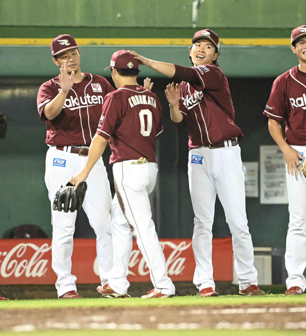 オリックス対楽天　オリックスに勝利し小深田の頭をなでる楽天早川（撮影・和賀正仁）