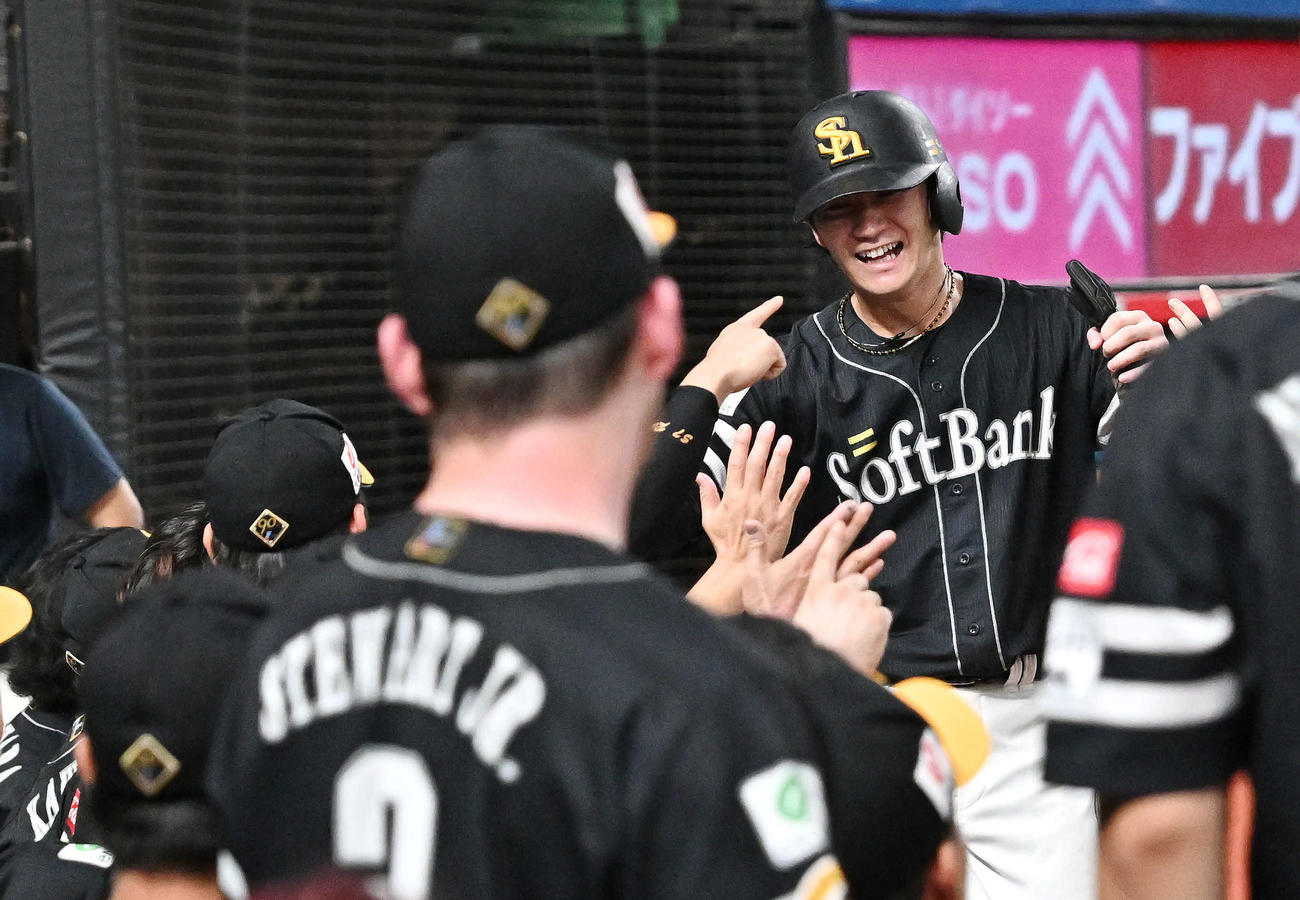 西武対ソフトバンク　4回表ソフトバンク2死二塁、牧原大の中前適時打で生還した正木（後方）はチームメートとタッチをかわす（撮影・滝沢徹郎）