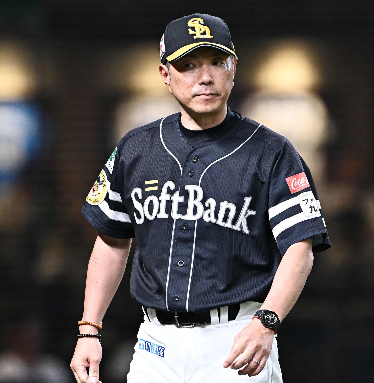 西武対ソフトバンク　交代を伝えるソフトバンク小久保監督（撮影・滝沢徹郎）