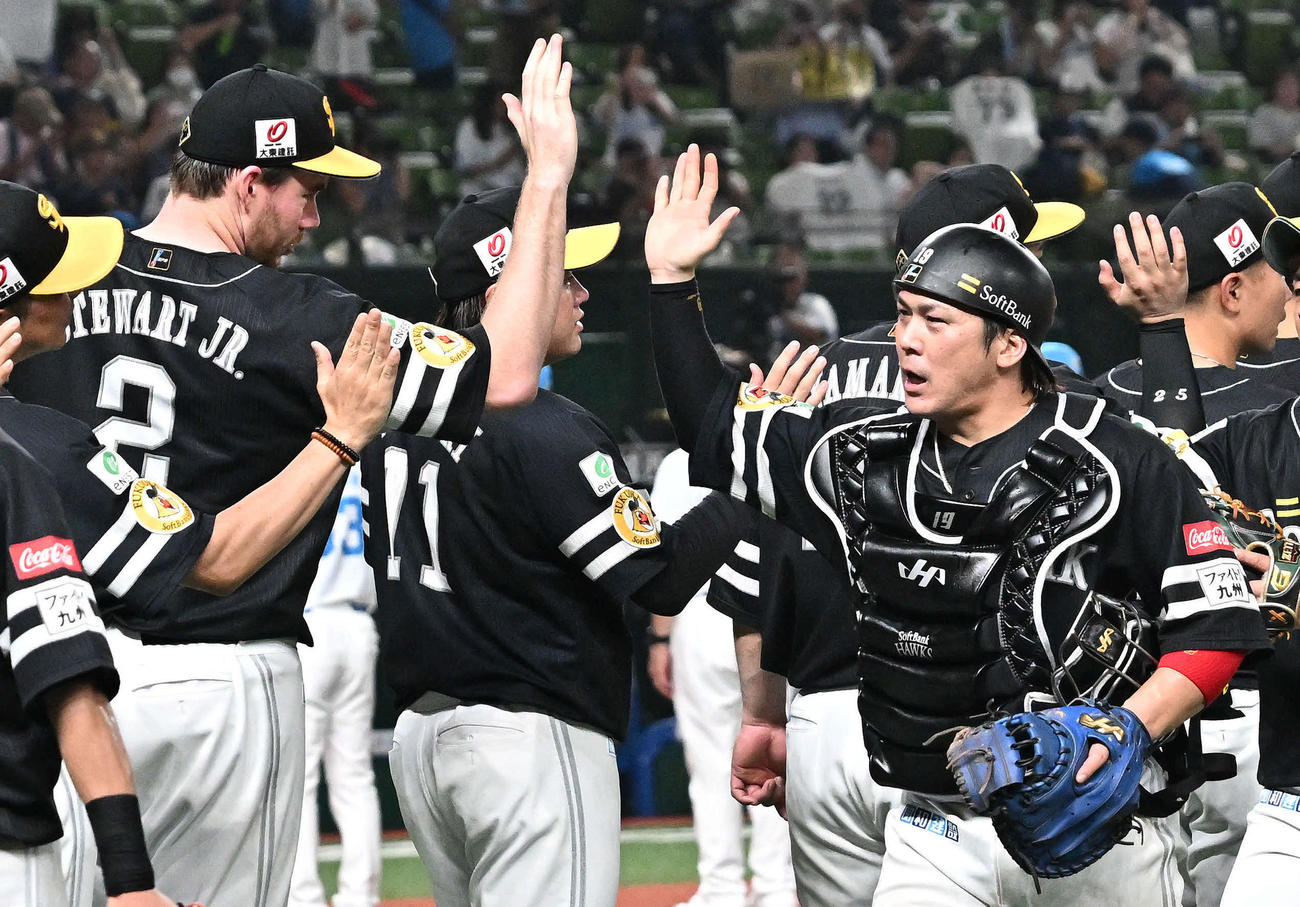 西武対ソフトバンク　試合に勝利しタッチをかわすソフトバンク・スチュワート（左）と甲斐（撮影・滝沢徹郎）