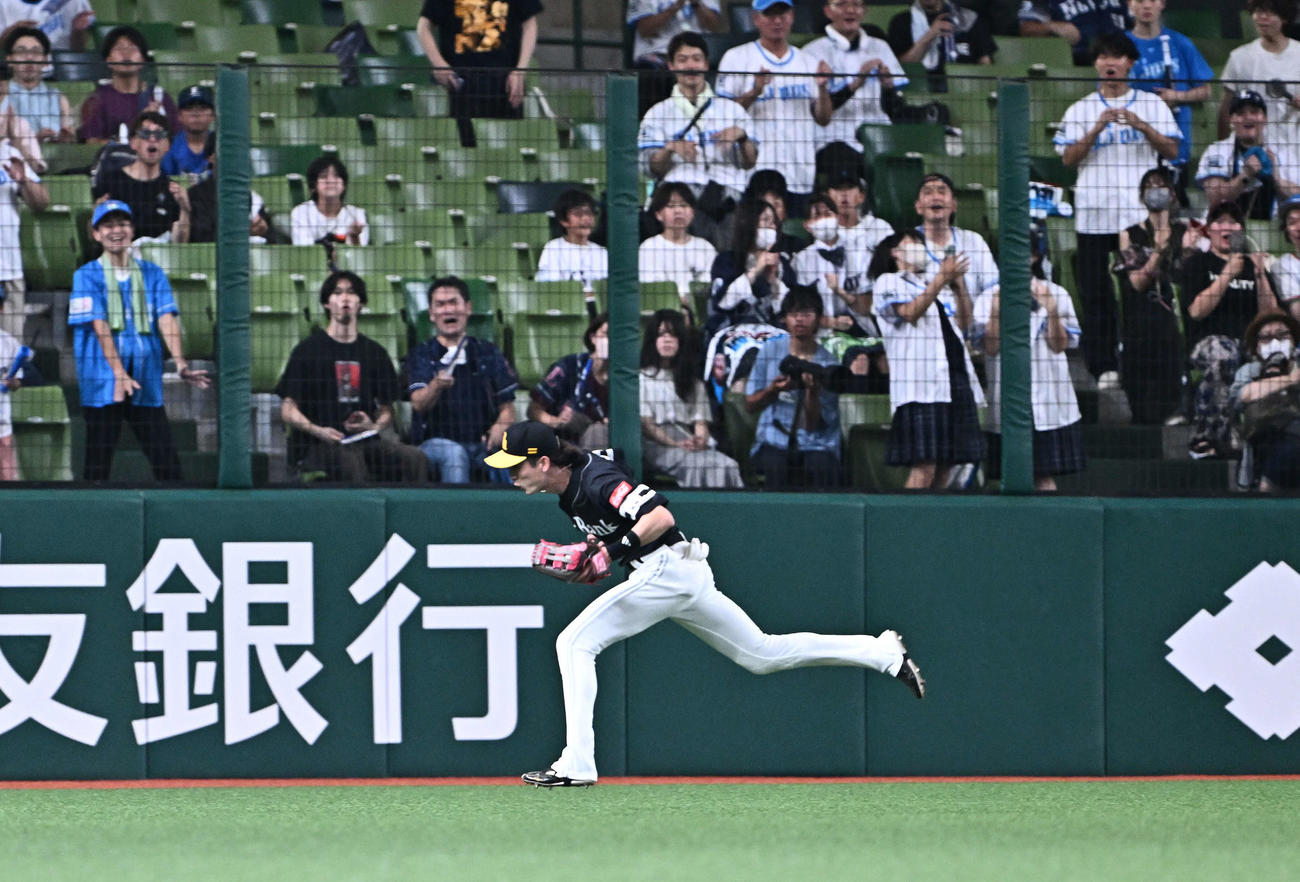 西武対ソフトバンク　2回裏西武1死、野村大の打球を好捕する中堅手周東（撮影・滝沢徹郎）