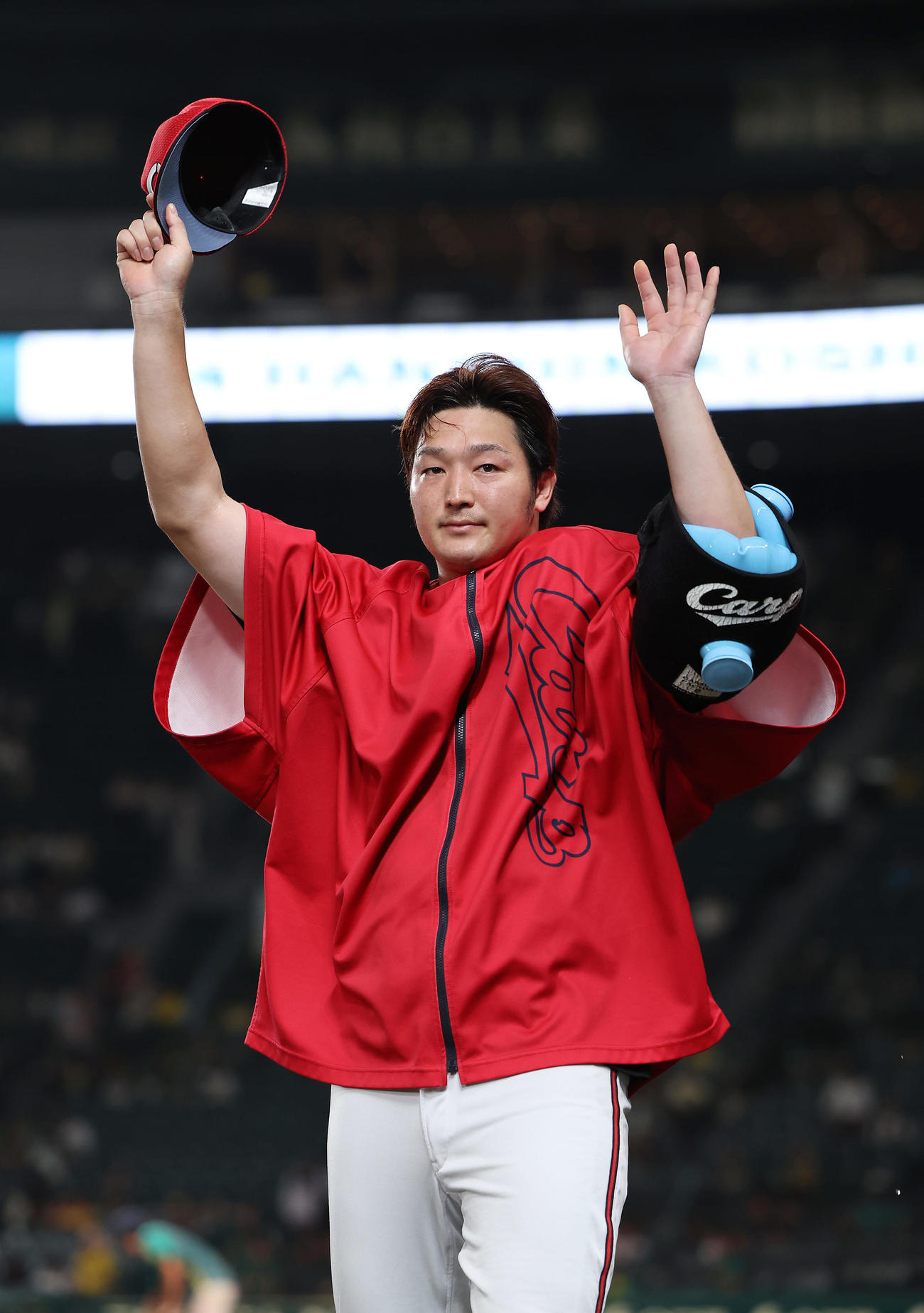 阪神対広島　ヒーローインタビューを終えファンの声援に応える広島床田（撮影・前田充）