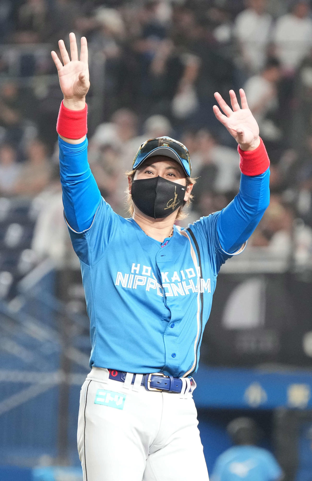 ロッテ対日本ハム　スタンドの声援に応える日本ハム新庄監督（撮影・小沢裕）