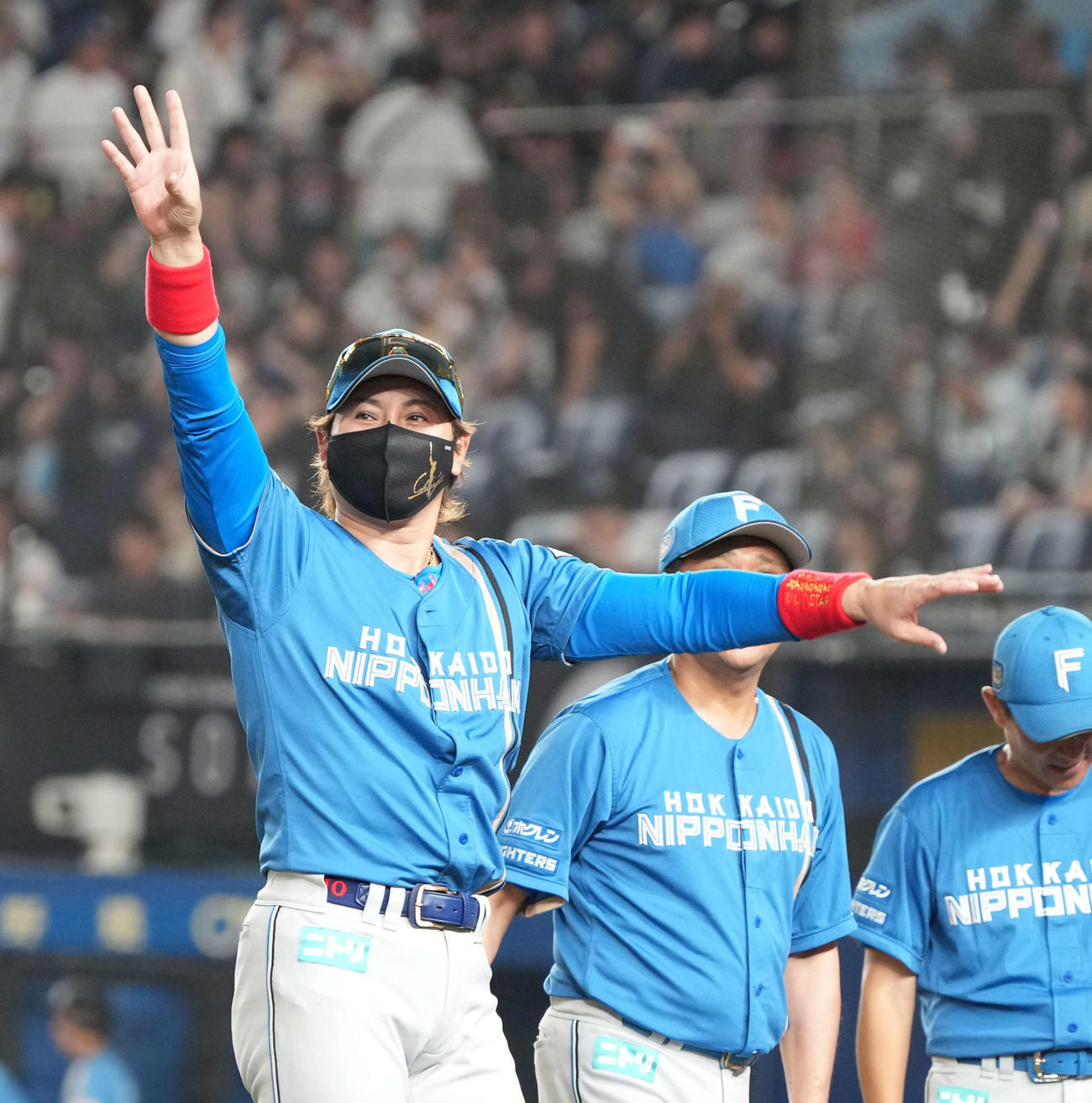 ロッテ対日本ハム　スタンドの声援に応える日本ハム新庄監督（撮影・小沢裕）