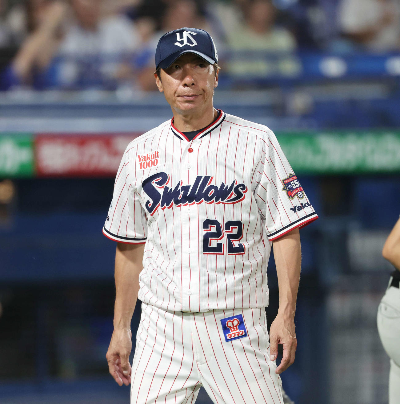 ヤクルト対DeNA 6回裏を終え渋い表情のヤクルト高津監督（撮影・宮地輝）