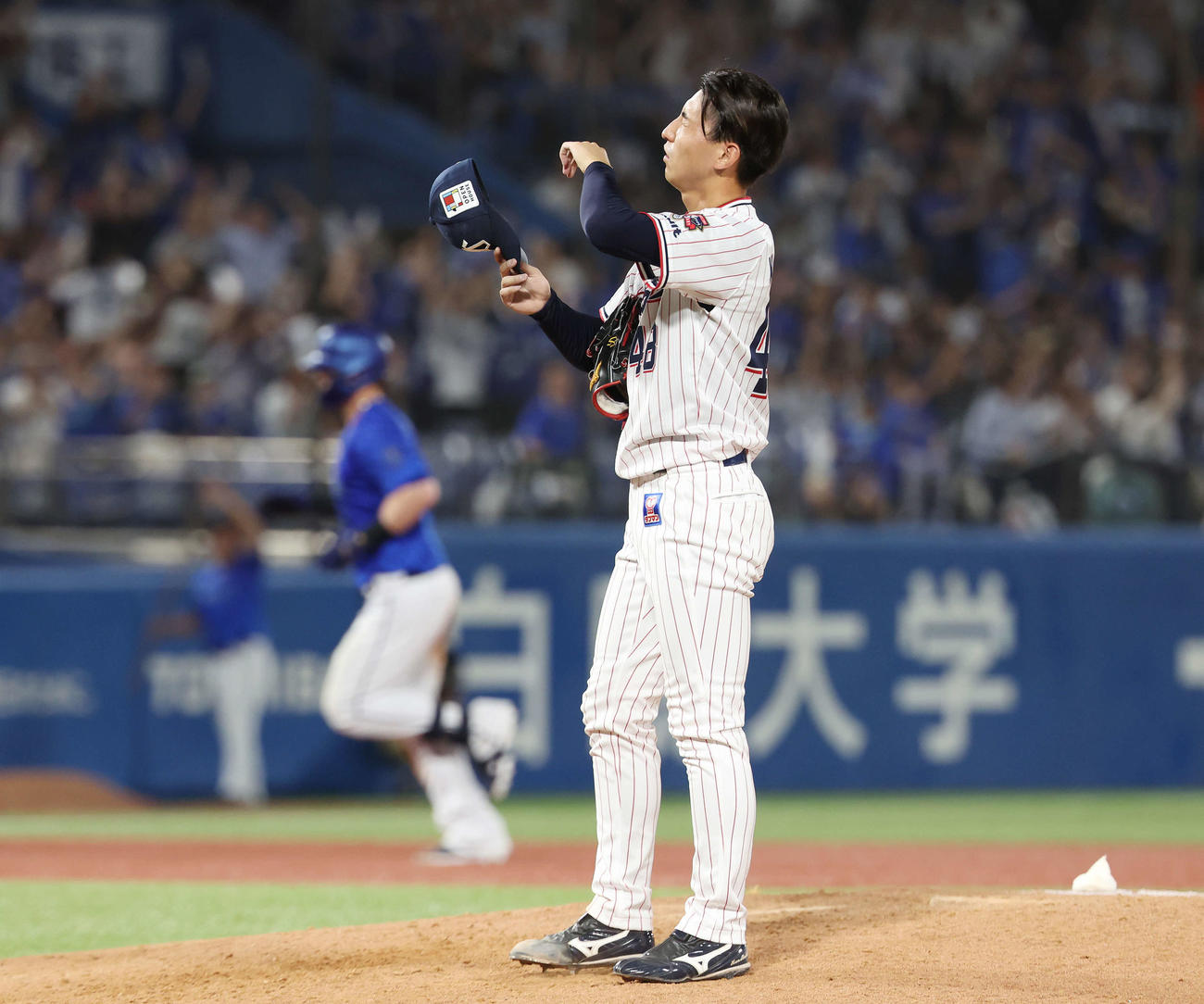 ヤクルト対DeNA 6回表DeNA1死一塁、オースティン（後方）に右越え2点本塁打を浴びる金久保（撮影・宮地輝）