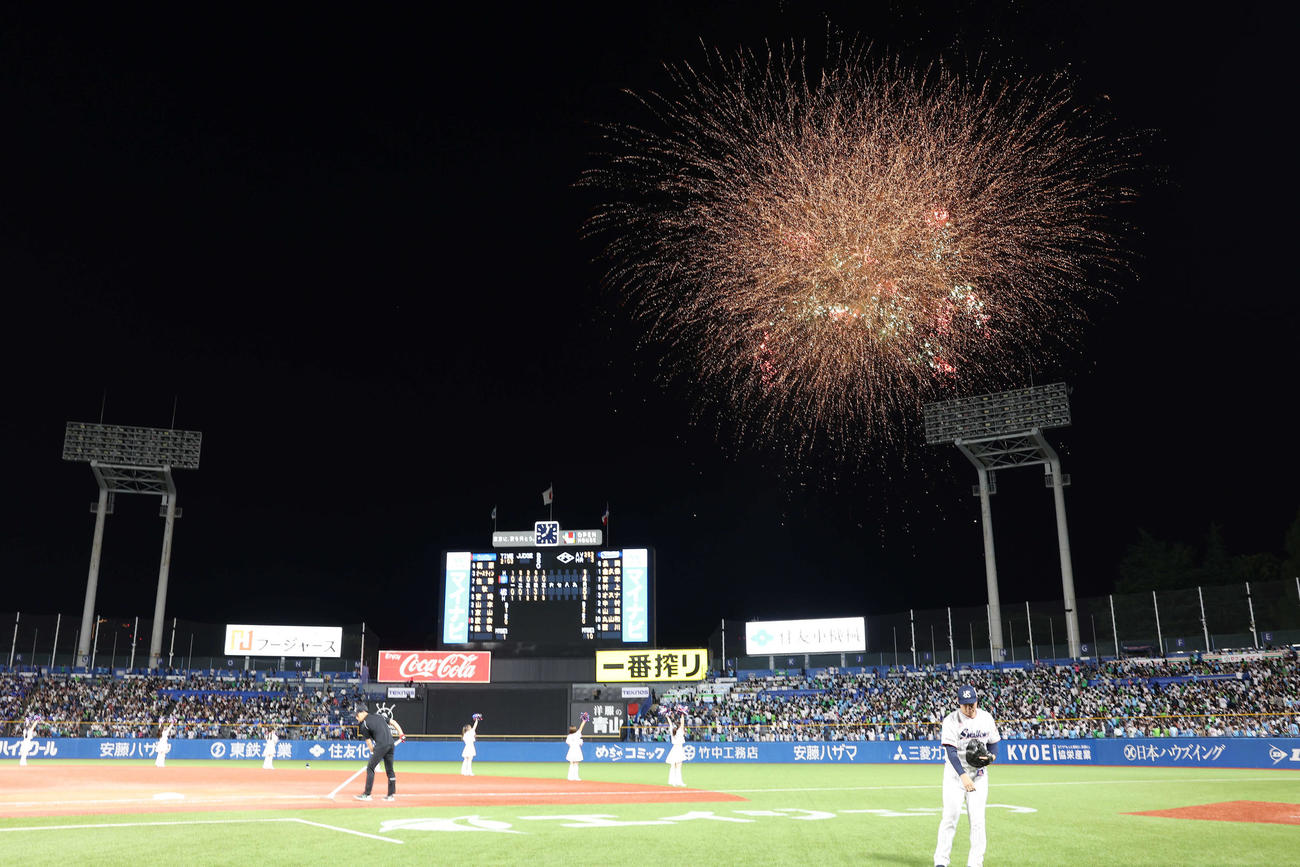 ヤクルト対DeNA 5回終わり花火が上がる神宮球場（撮影・宮地輝）
