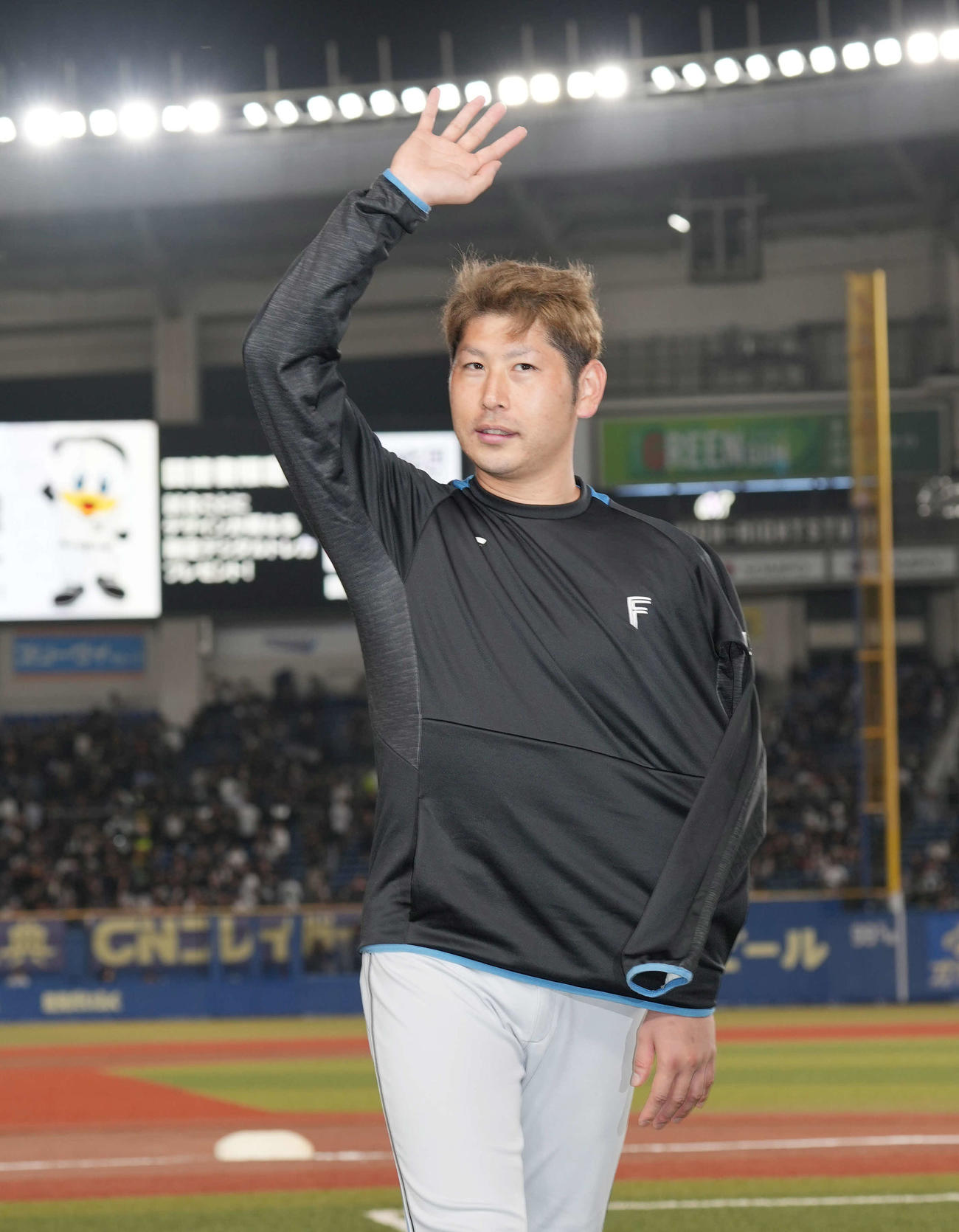 ロッテ対日本ハム　スタンドの声援に応える日本ハム先発の加藤貴（撮影・小沢裕）