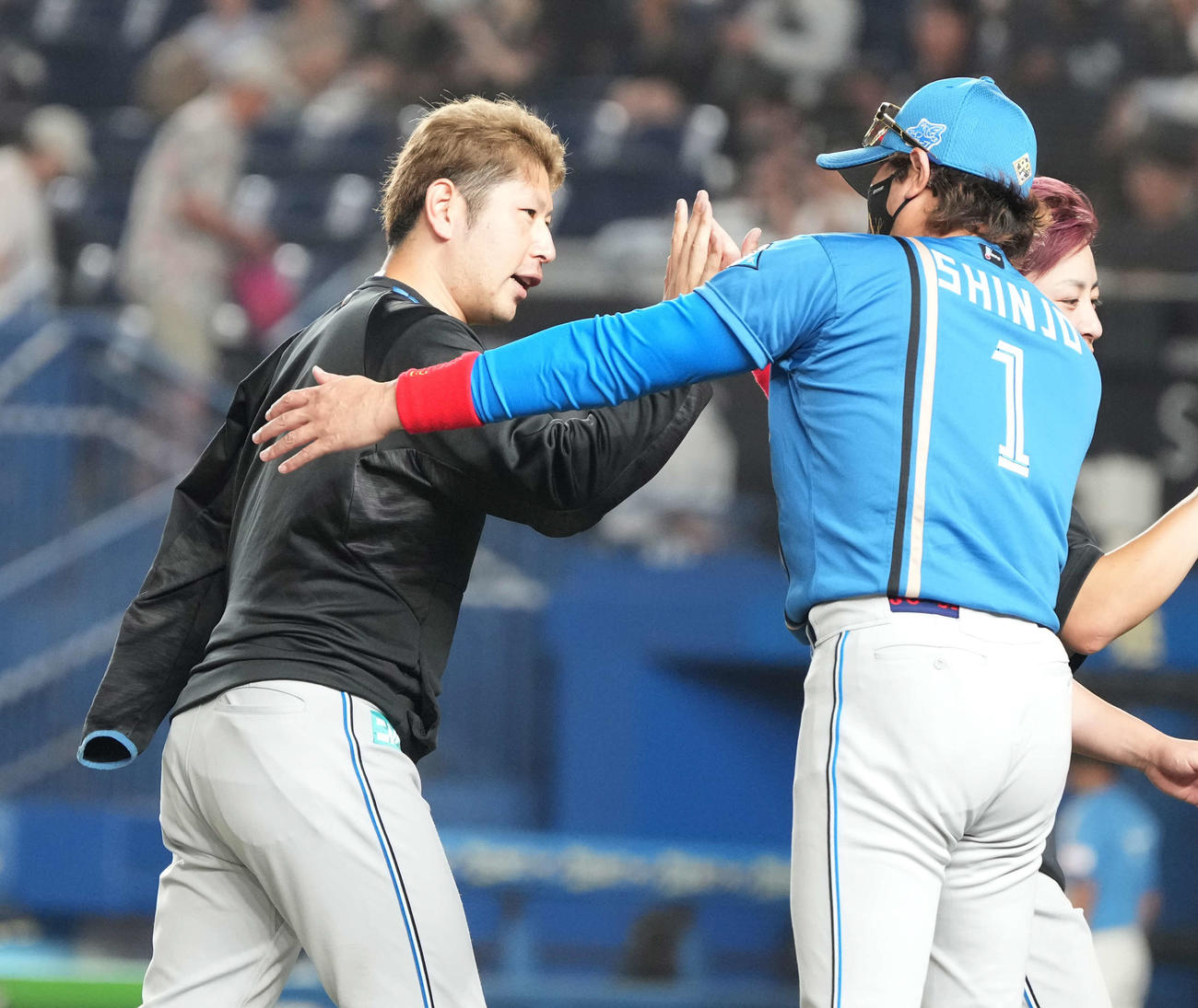 ロッテ対日本ハム　今季4勝目を挙げた日本ハム先発の加藤貴（左）は新庄監督の祝福を受ける（撮影・小沢裕）