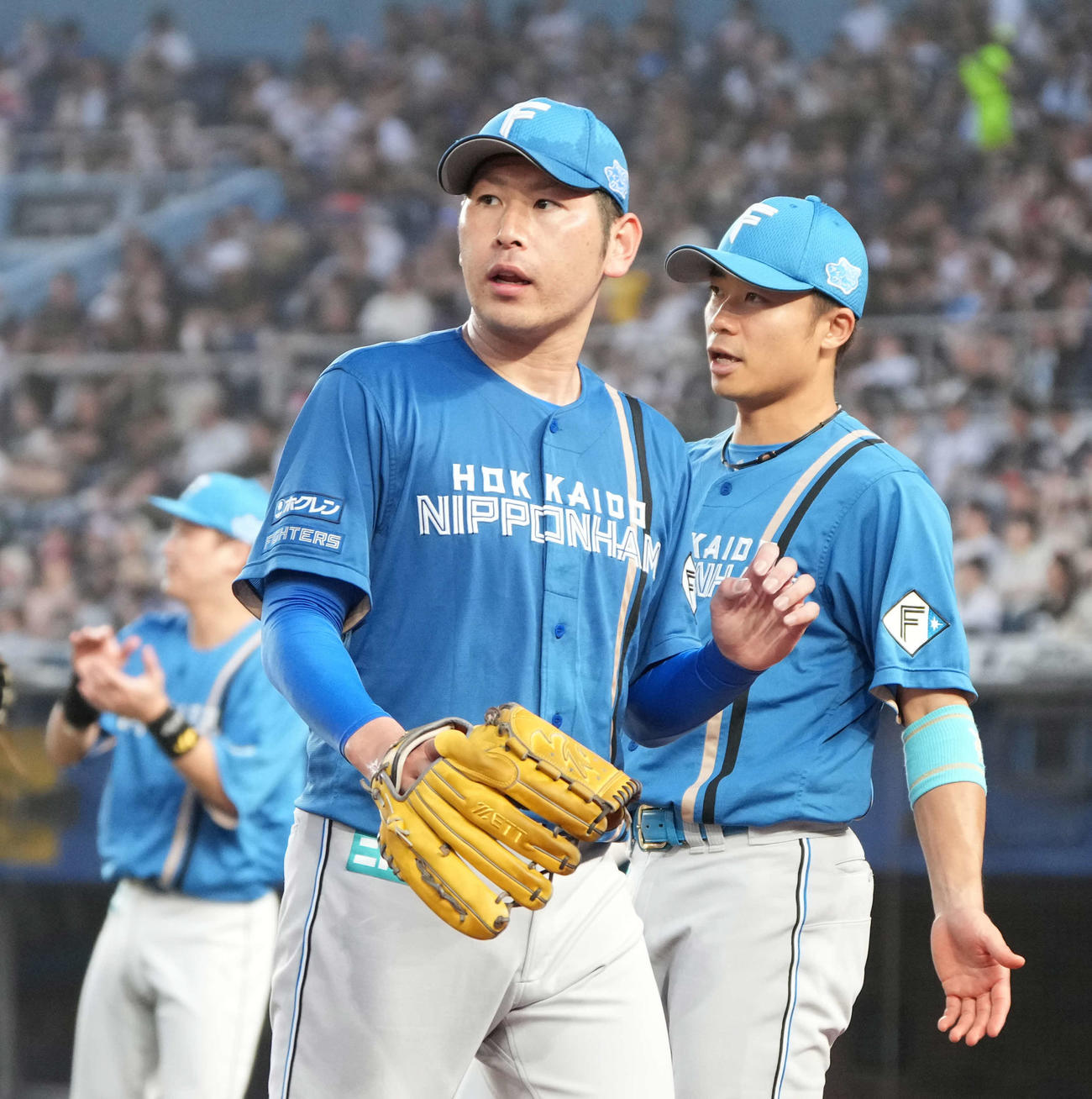 ロッテ対日本ハム　3回の投球を終えベンチへ引き揚げる日本ハム先発の加藤貴（撮影・小沢裕）