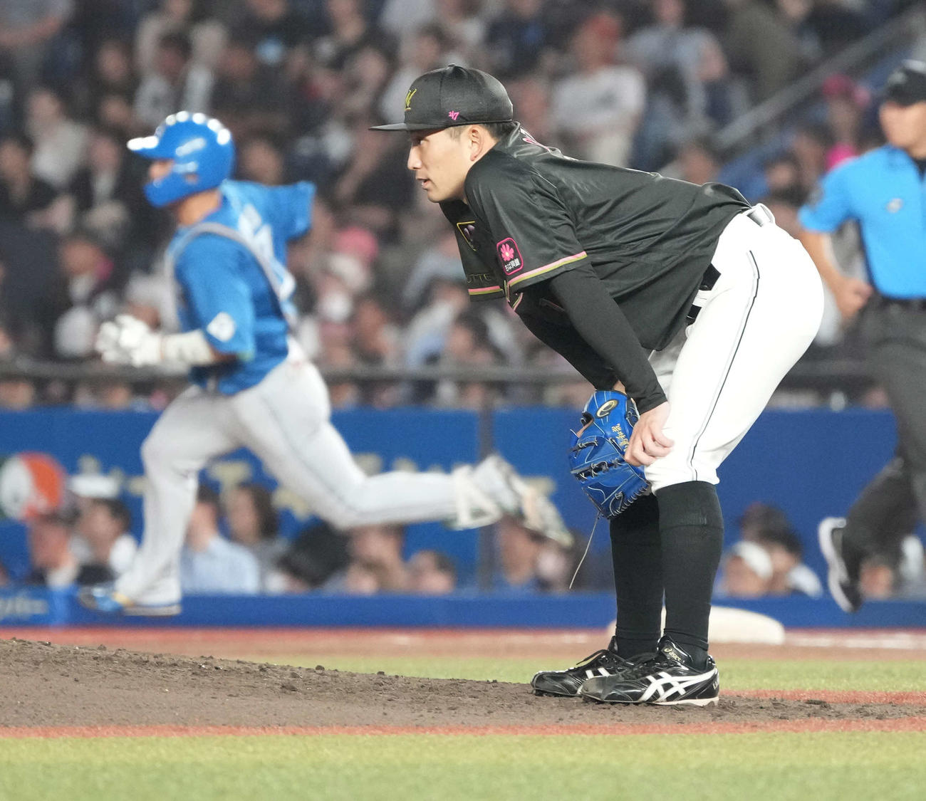 ロッテ対日本ハム　9回表日本ハム2死、ロッテ先発の小島は郡司（後方）に左越えのソロ本塁打を許す（撮影・小沢裕）