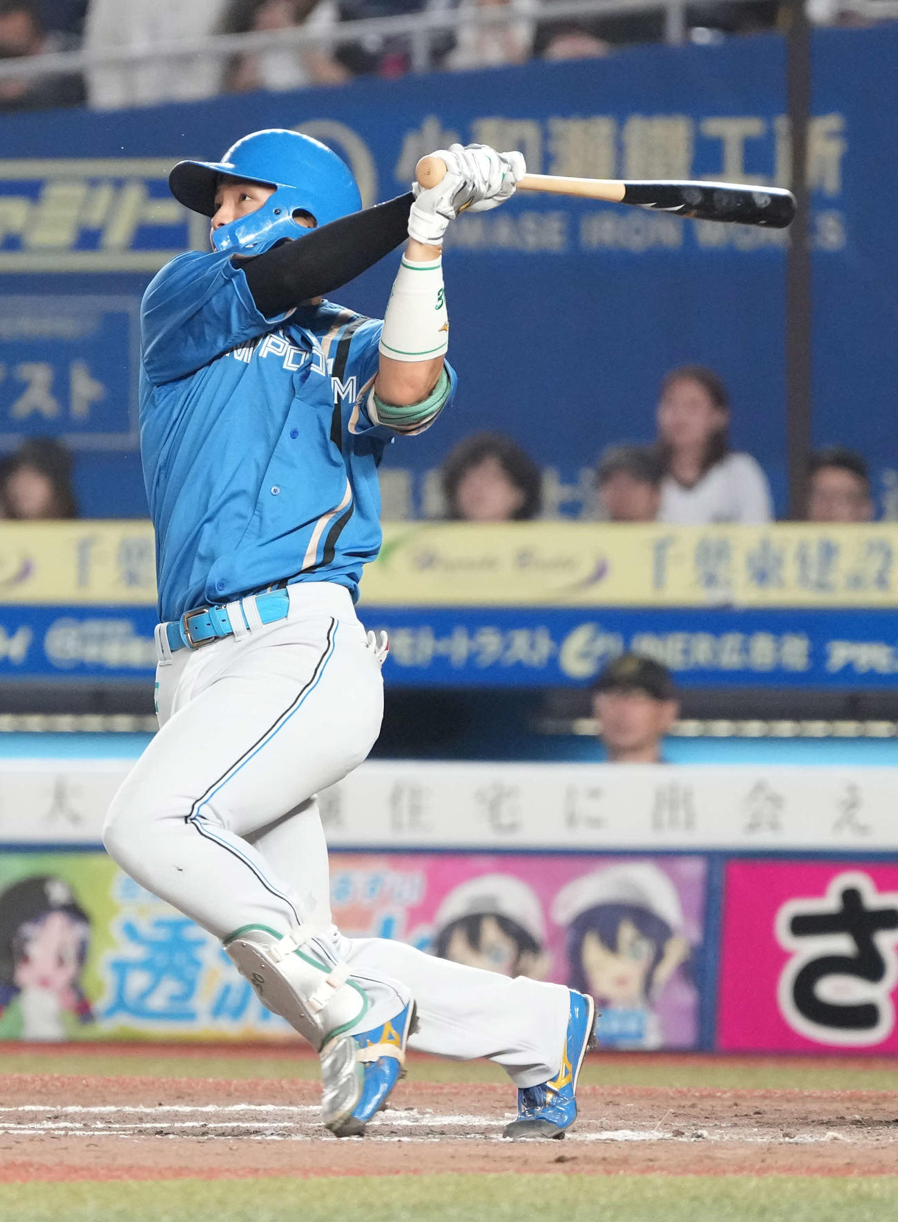 ロッテ対日本ハム　9回表日本ハム2死、郡司は左越えにソロ本塁打を放つ（撮影・小沢裕）