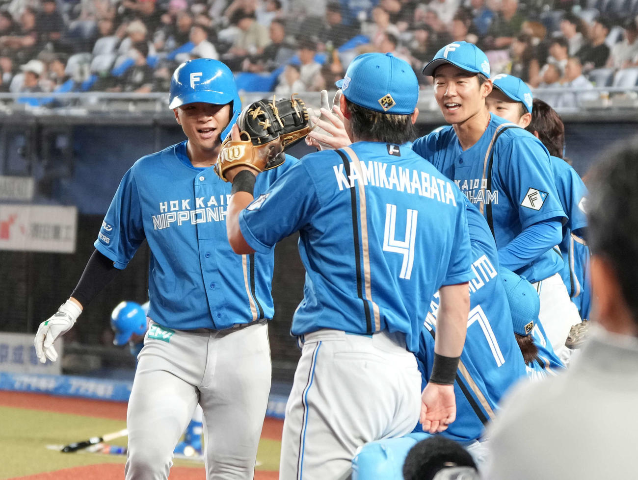 ロッテ対日本ハム　9回表日本ハム2死、郡司（左）は左越えにソロ本塁打を放ちベンチのナインの祝福を受ける（撮影・小沢裕）