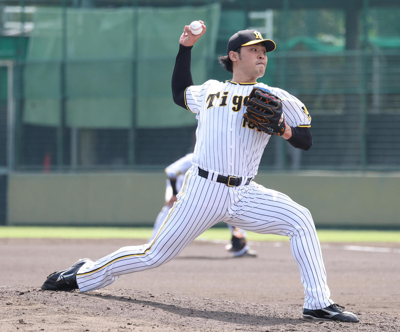 ウエスタンリーグで力投する阪神佐藤蓮（2024年7月9日撮影）
